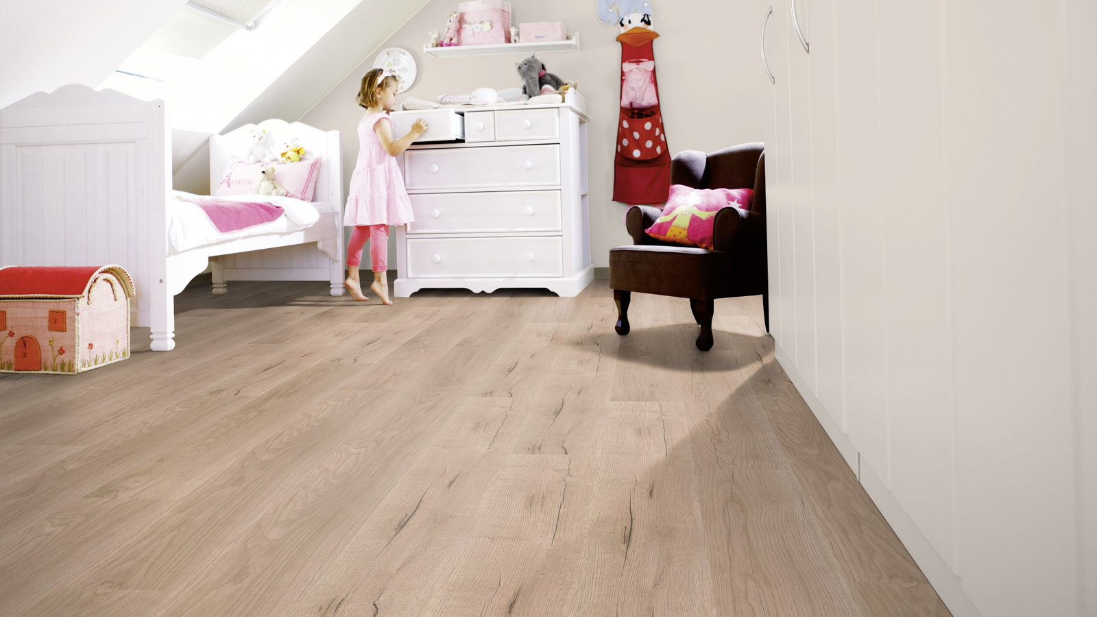 Milieubild Kinderzimmer mit weißer Kommode - wineo PLC298R