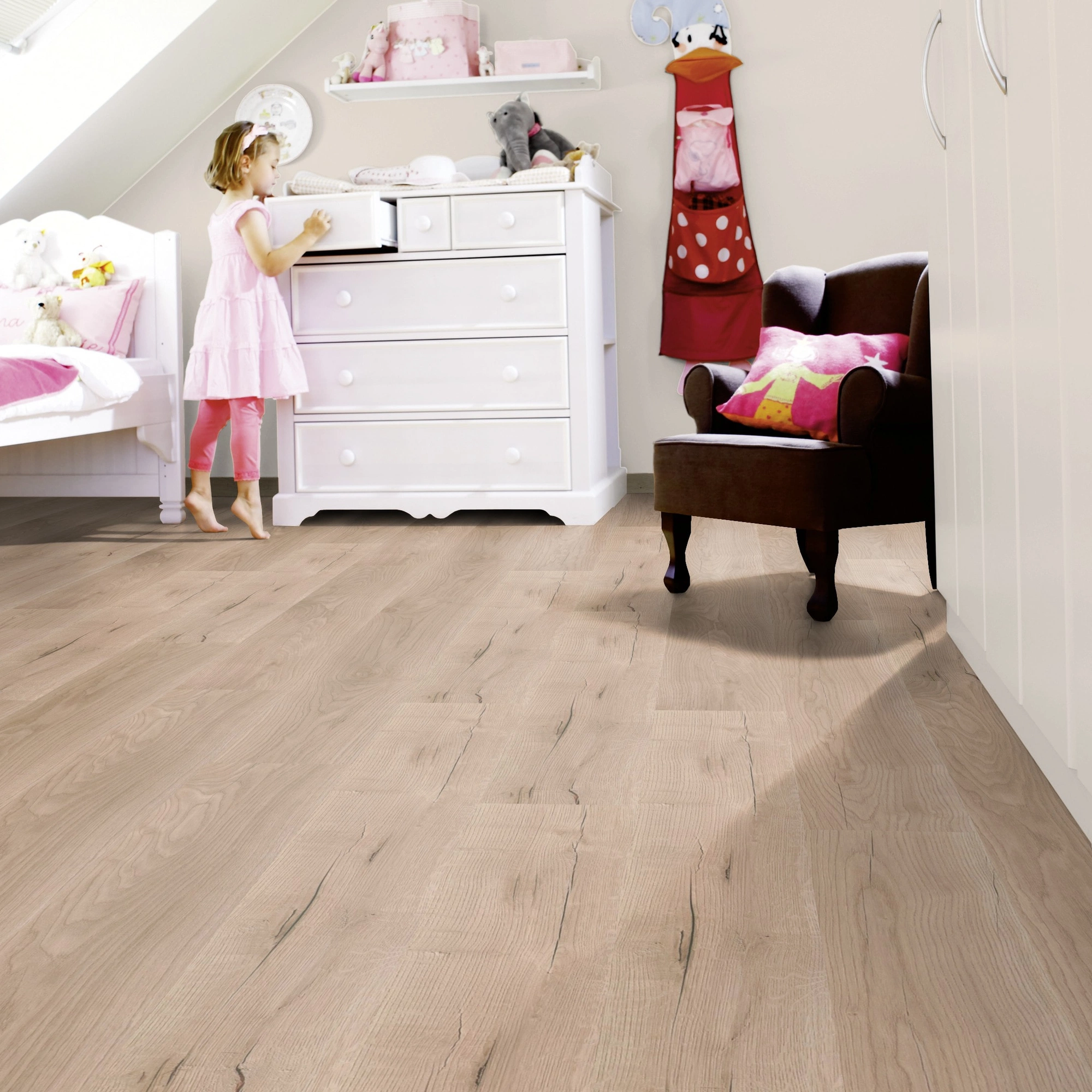 Milieubild Kinderzimmer mit weißer Kommode - wineo Klick-Bioboden PURLINE wineo 1000 wood L Comfort Oak Sand Milieubild Kinderzimmer mit weißer Kommode - wineo PLC298R