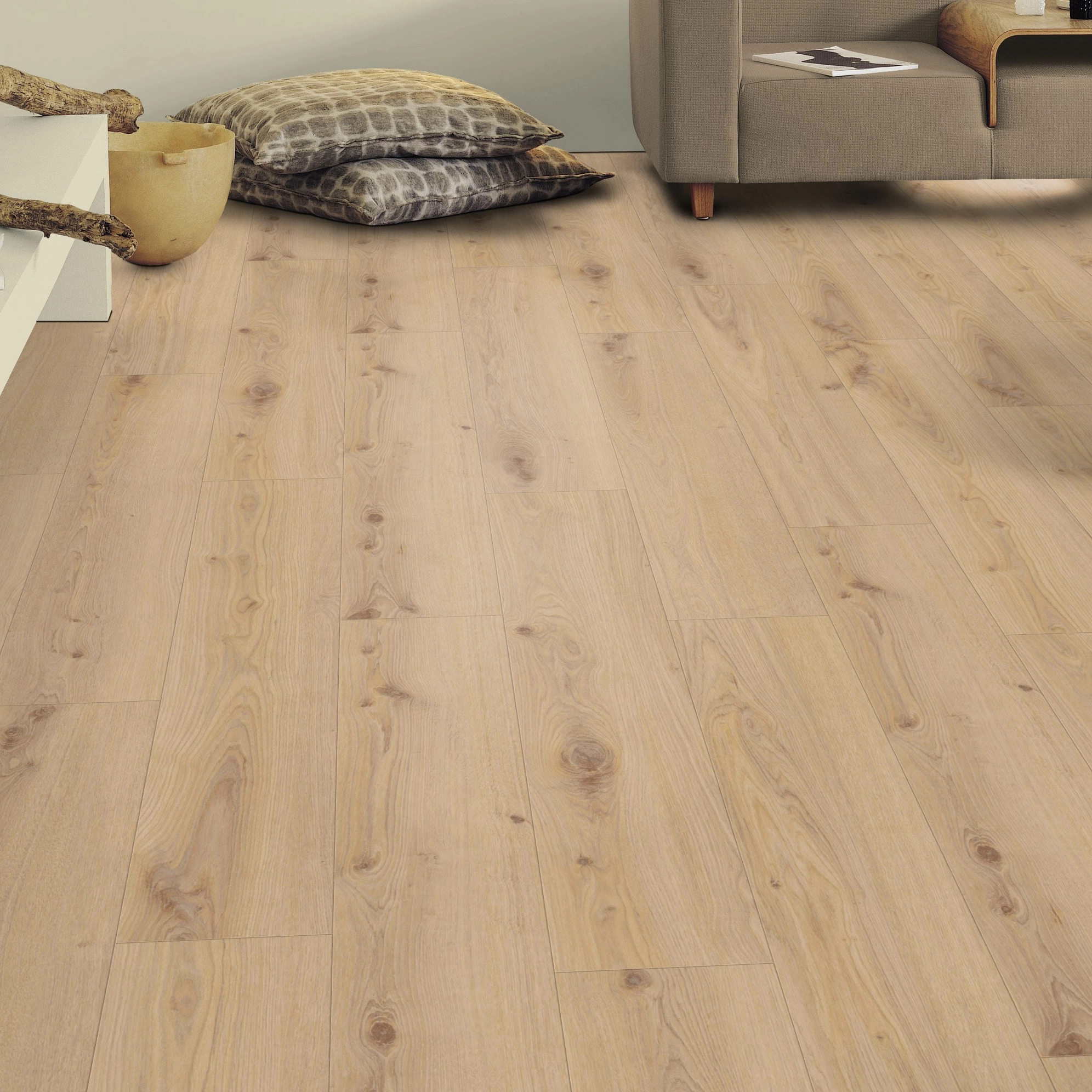 Milieubild Wohnzimmer mit Sideboard - Tarkett Rigid Klick-Vinyl Essence Rigid 30 Primary Oak Beige Milieubild Wohnzimmer mit Sideboard - Tarkett 260032003