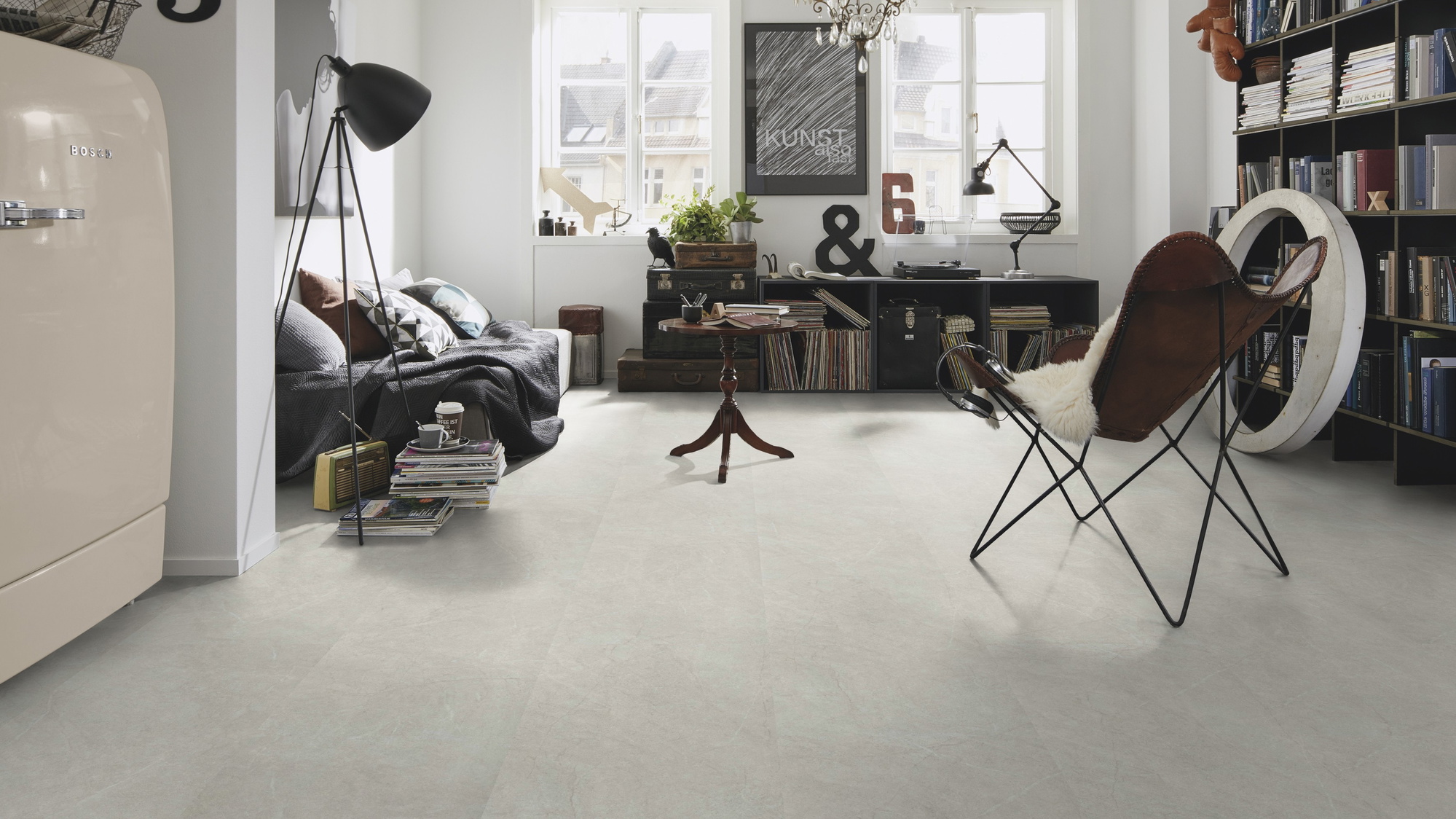 Milieubild Kompaktes Wohnzimmer mit Bücherregal - wineo Klebe-Bioboden PURLINE wineo 1500 stone XL Serene Marble Light Milieubild Kompaktes Wohnzimmer mit Bücherregal - wineo PL15409SXL