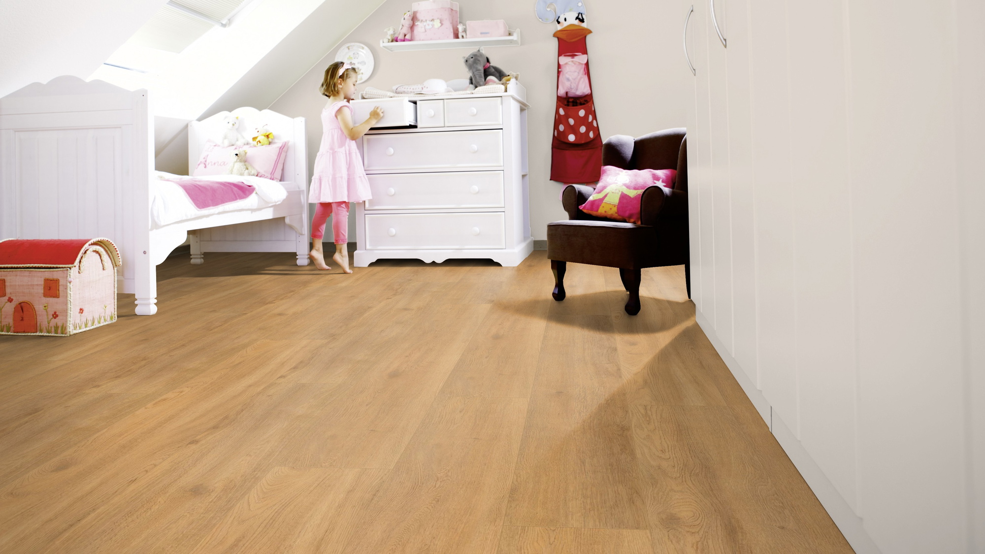 Milieubild Kinderzimmer mit weißer Kommode - wineo MLP270R