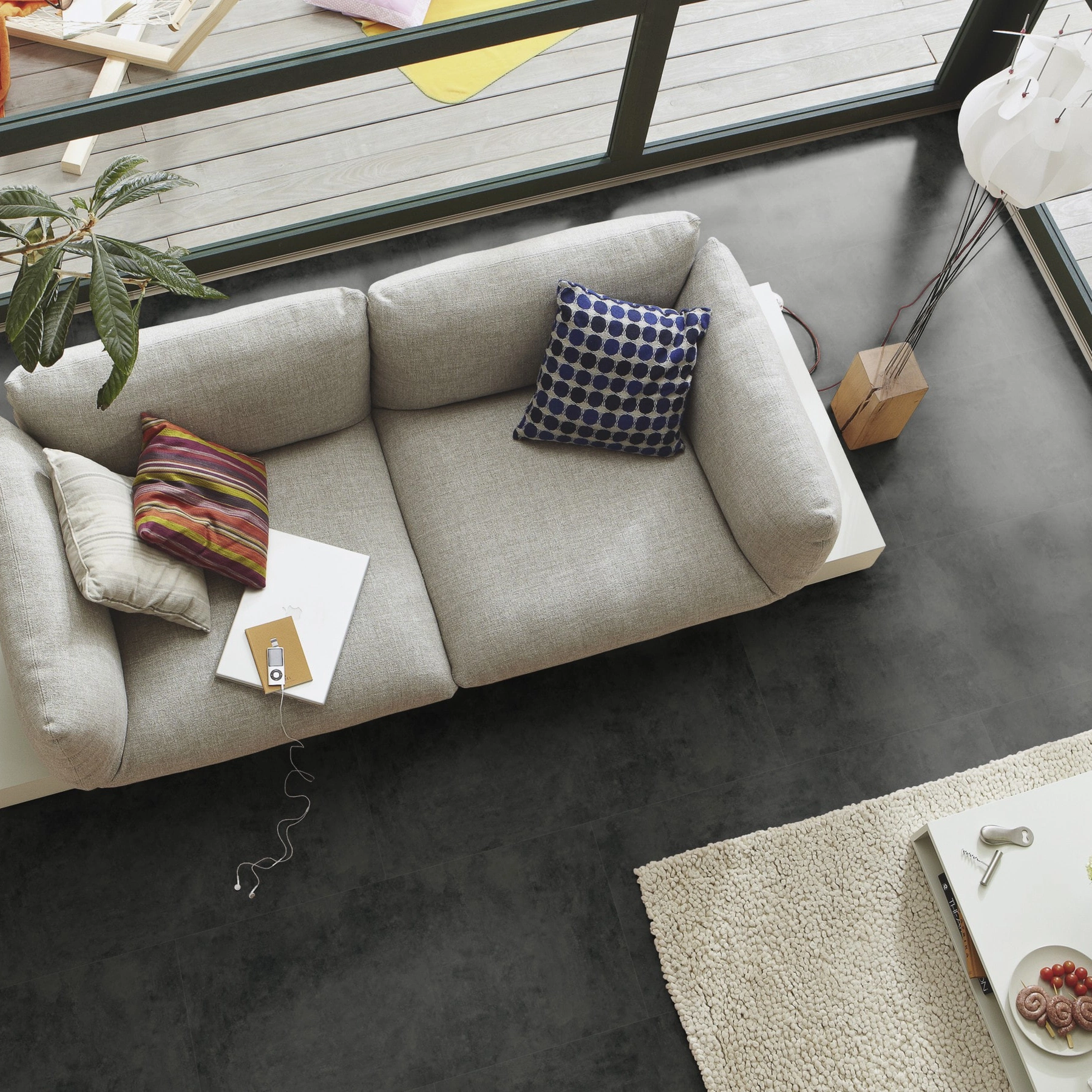 Milieubild Wohnzimmer im Wintergarten - Blick von oben - MEISTER Laminat LB 150 Black Rock Milieubild Wohnzimmer im Wintergarten - Blick von oben - MEISTER 600003-0857398-07136