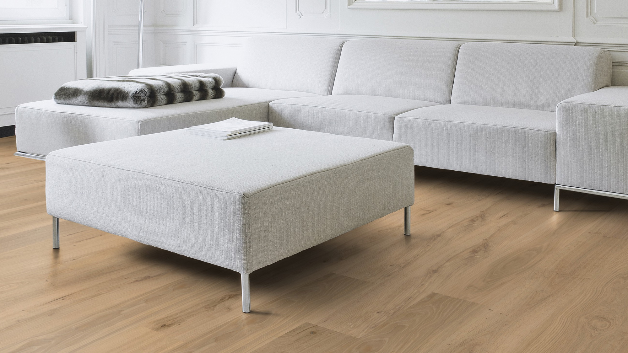 Milieubild Wohnzimmer mit Couch - Nahansicht - Wicanders Wise HDF Klick-Designboden wood Natural XL Natural Oak Almond Milieubild Wohnzimmer mit Couch - Nahansicht - Wicanders Wise 80003666