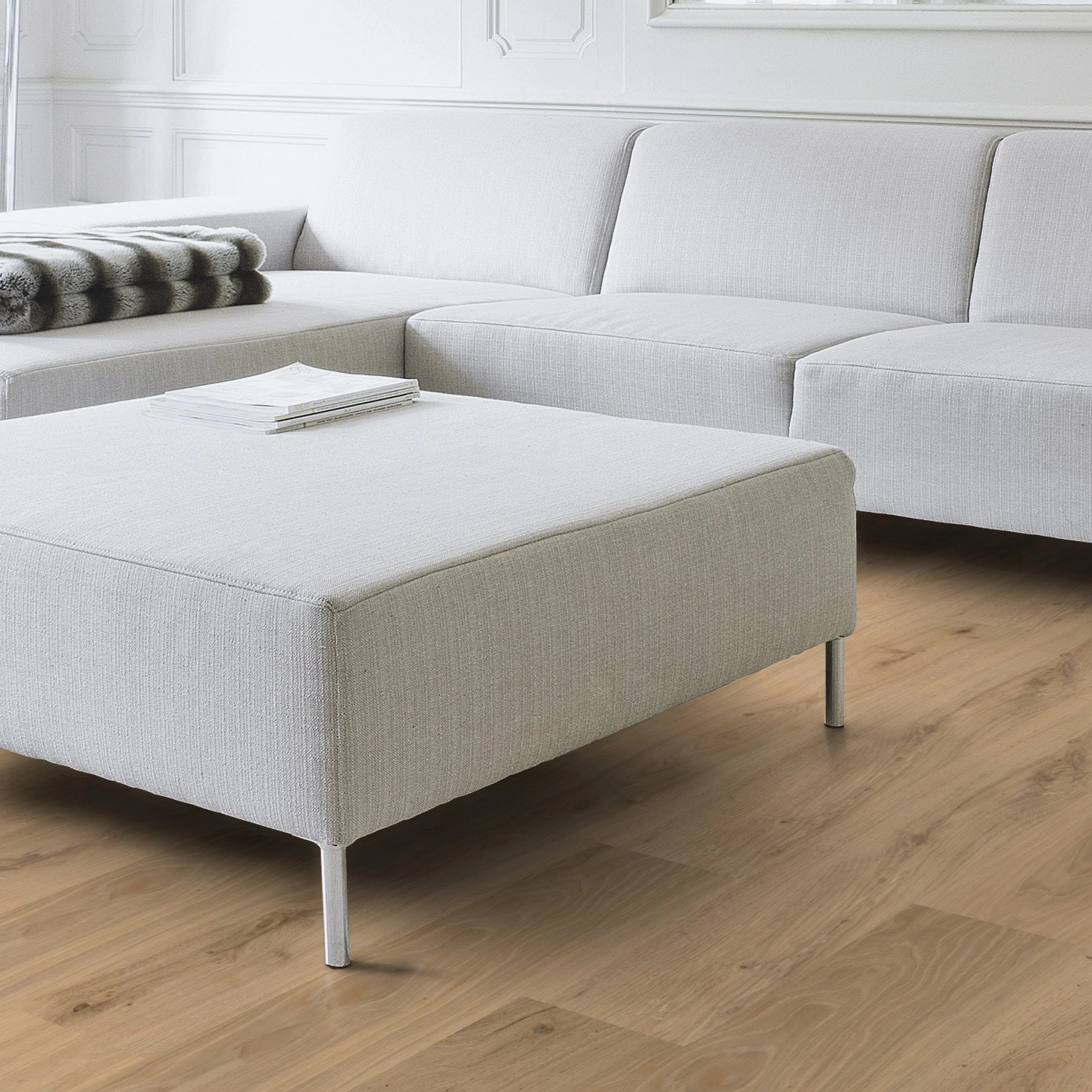 Milieubild Wohnzimmer mit Couch - Nahansicht - Wicanders Wise HDF Klick-Designboden wood Natural XL Natural Oak Almond Milieubild Wohnzimmer mit Couch - Nahansicht - Wicanders Wise 80003666