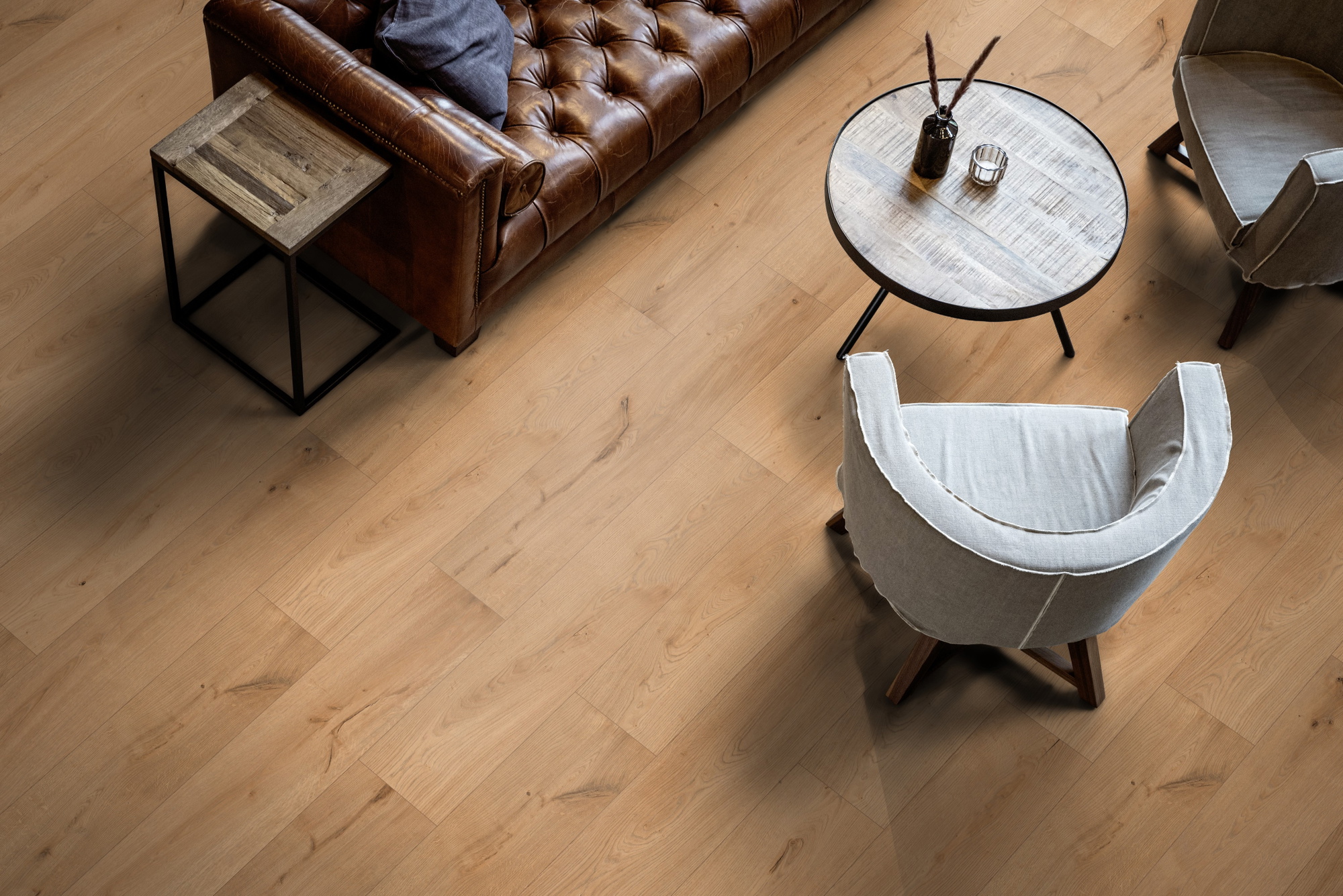 Milieubild Wohnzimmer mit Ledersofa - Blick von oben - ter Hürne Klick-Designboden Avatara Perform Classic Edition Eiche Banta Milieubild Wohnzimmer mit Ledersofa - Blick von oben - ter Hürne 1101250400