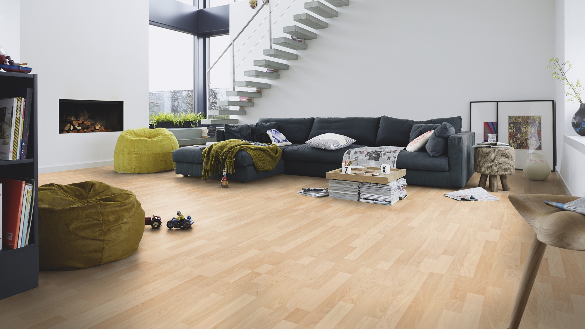 Milieubild Modernes Wohnzimmer mit Kamin - MEISTER Laminat LC 55 Ahorn Milieubild Modernes Wohnzimmer mit Kamin - MEISTER 600012-1288198-00202