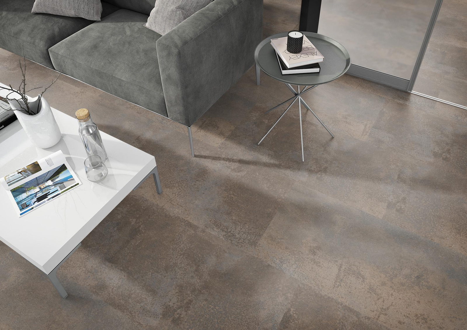 Milieubild Wohnzimmer - Sofa mit Beistelltisch und Glastür - nexflor NXF-51030-003