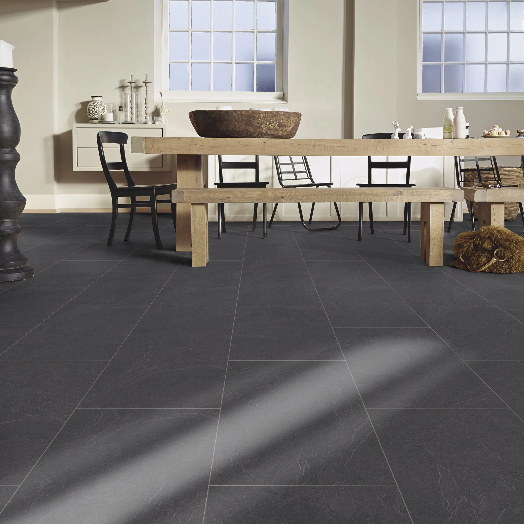 Milieubild Esszimmer mit großem Tisch - MEISTER Laminat LB 150 Schiefer anthrazit Milieubild Esszimmer mit großem Tisch - MEISTER 600003-0857398-06137
