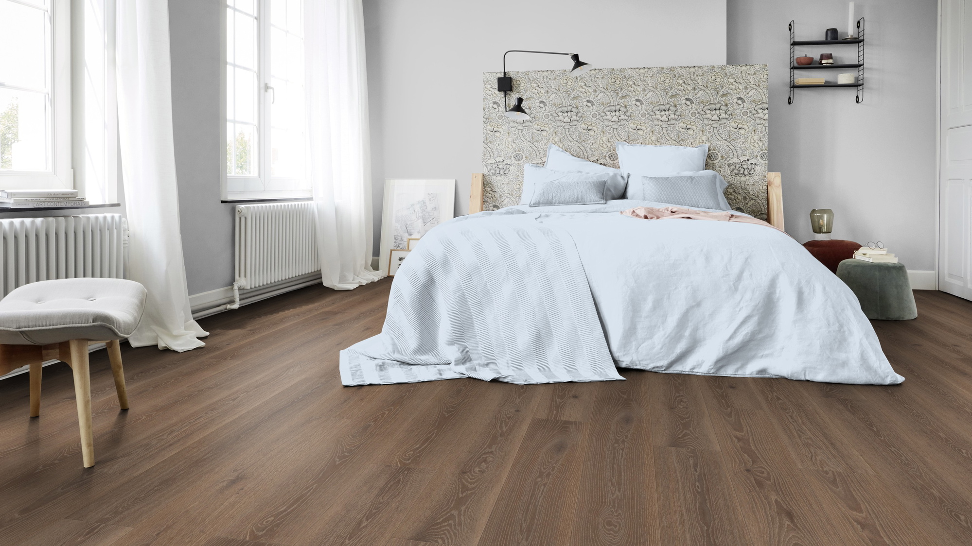 Milieubild Schlafzimmer in Stadtwohnung - Tarkett Klebe-Vinyl Essence 30 Tribe Oak Mocha Milieubild Schlafzimmer in Stadtwohnung - Tarkett 260055009