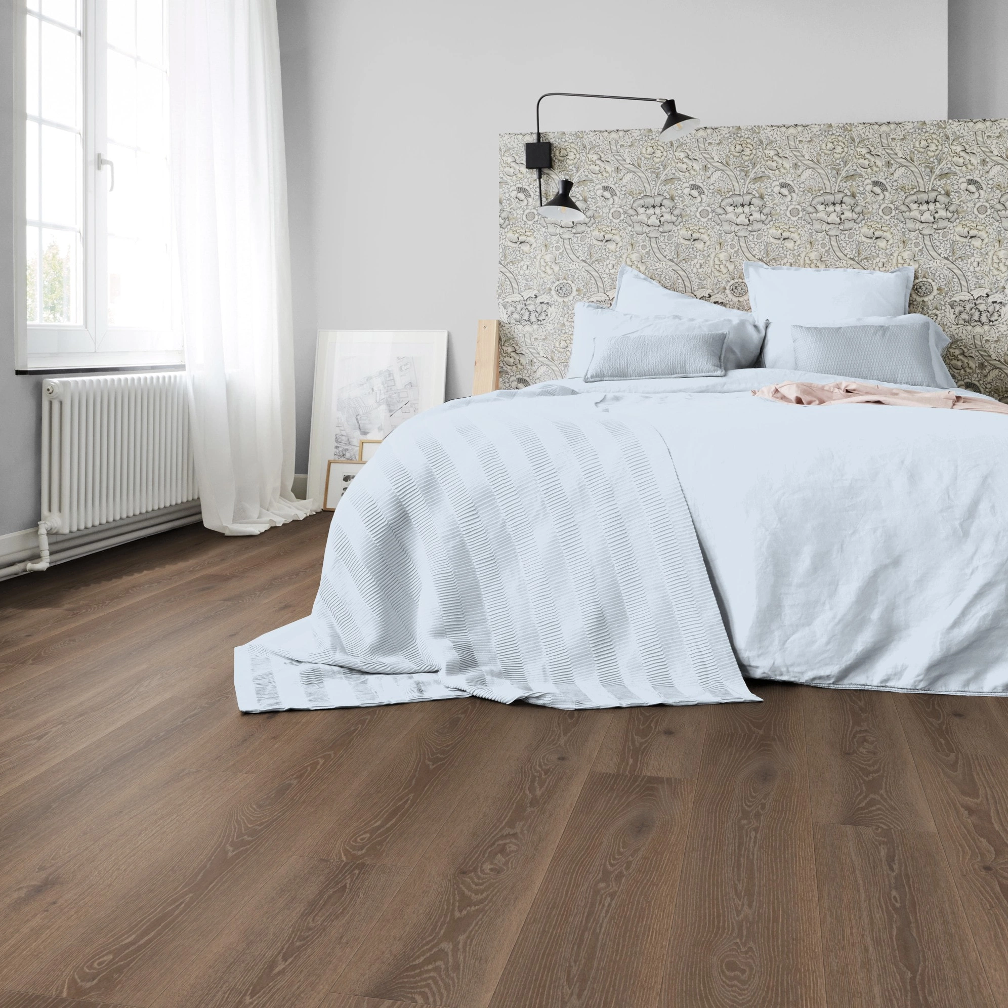Milieubild Schlafzimmer in Stadtwohnung - Tarkett Klebe-Vinyl Essence 30 Tribe Oak Mocha Milieubild Schlafzimmer in Stadtwohnung - Tarkett 260055009