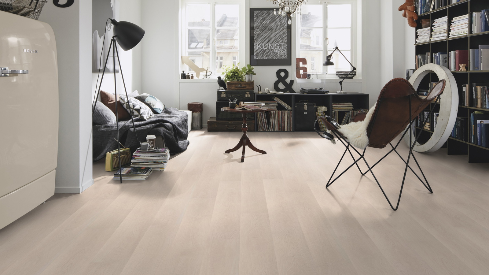 Milieubild Kompaktes Wohnzimmer mit Bücherregal - wineo PLC295R