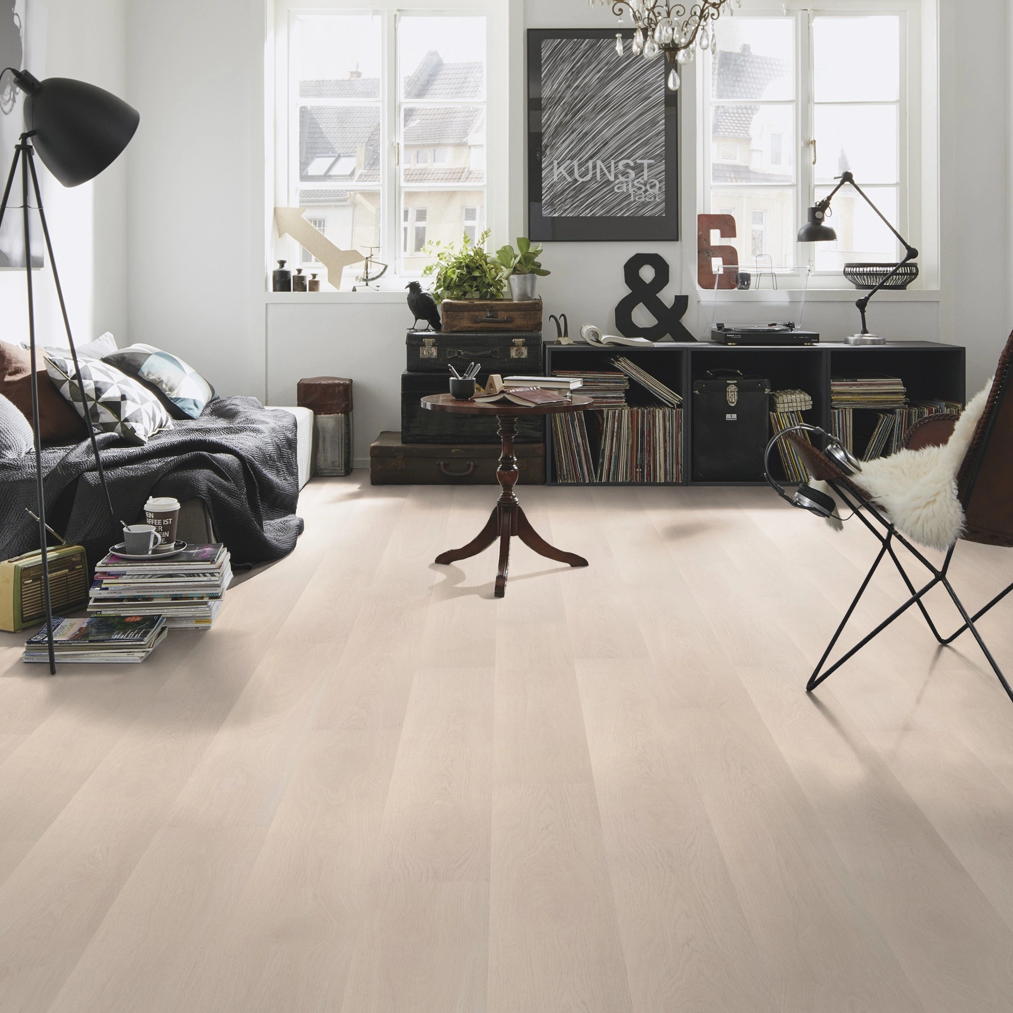 Milieubild Kompaktes Wohnzimmer mit Bücherregal - wineo Klick-Bioboden PURLINE wineo 1000 wood L Soft Oak Salt Milieubild Kompaktes Wohnzimmer mit Bücherregal - wineo PLC295R