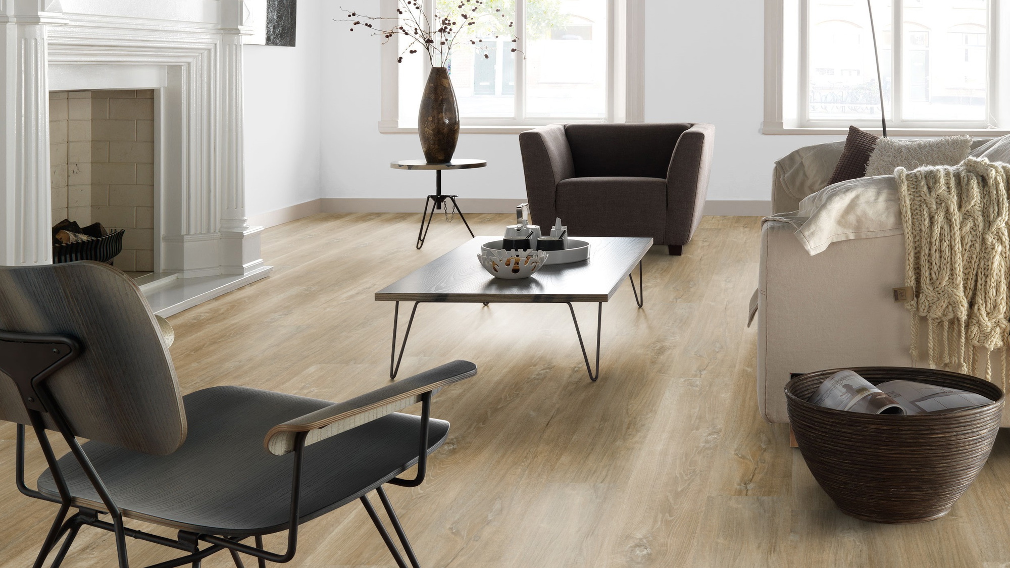 Milieubild Altbau-Wohnzimmer mit Kamin - Forbo Flooring Klebe-Vinyl Enduro Dryback Wood Natural Timber Milieubild Altbau-Wohnzimmer mit Kamin - Forbo Flooring 217628