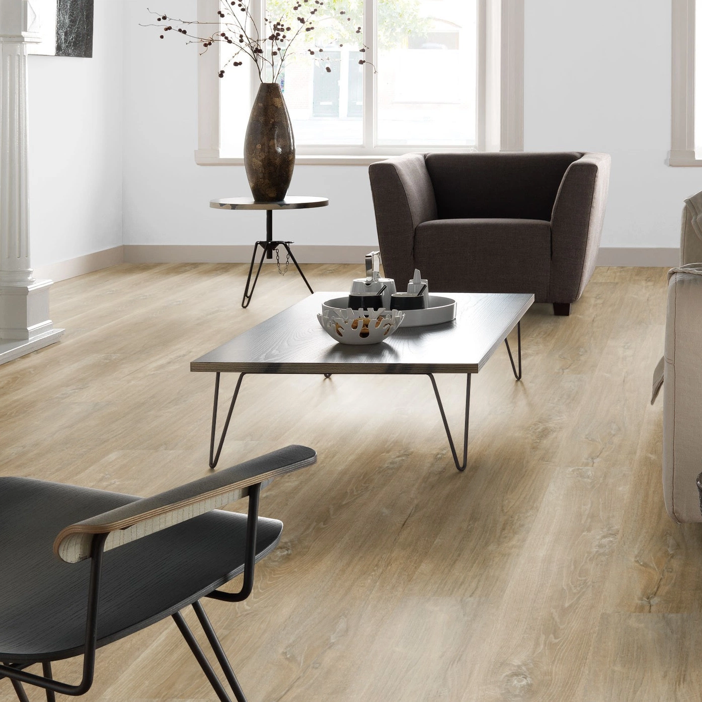 Milieubild Altbau-Wohnzimmer mit Kamin - Forbo Flooring Klebe-Vinyl Enduro Dryback Wood Natural Timber Milieubild Altbau-Wohnzimmer mit Kamin - Forbo Flooring 217628