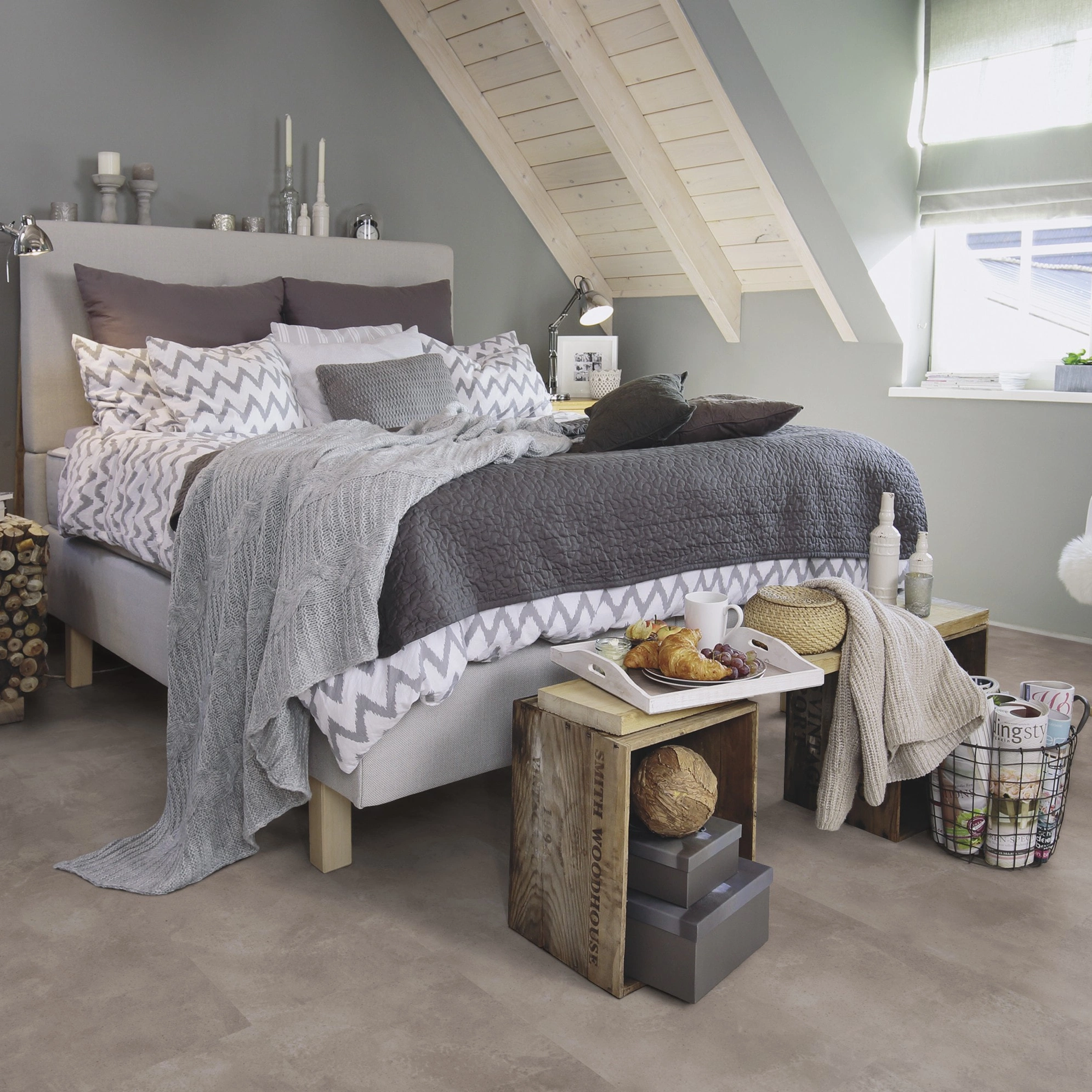 Milieubild Schlafzimmer im modernen Dachgeschoss - wineo HDF Klick-Bioboden PURLINE wineo 1000 stone L Urban Concrete Smoke Milieubild Schlafzimmer im modernen Dachgeschoss - wineo MLP318R