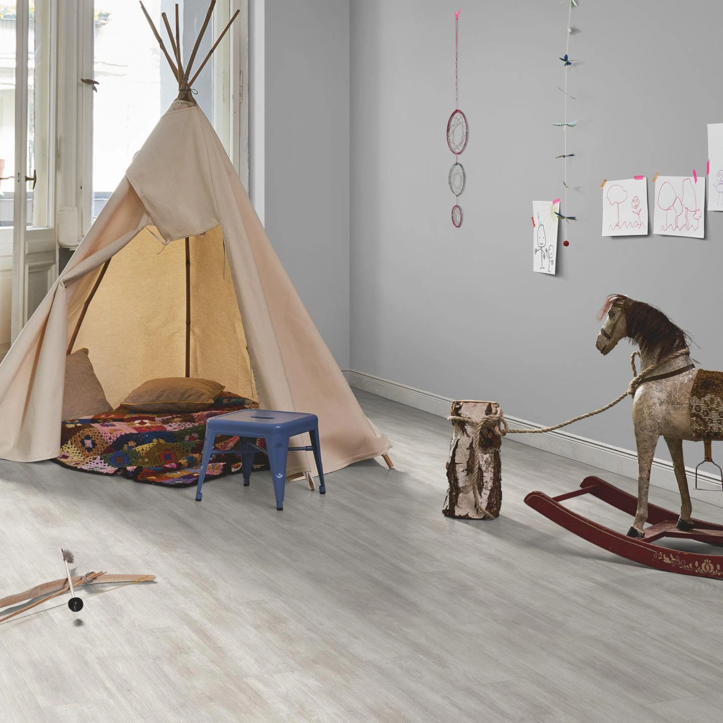 Milieubild Kinderzimmer in Stadtwohnung - Parador HDF Klick-Designboden Modular ONE Eiche Nordic grau Milieubild Kinderzimmer in Stadtwohnung - Parador 1744548