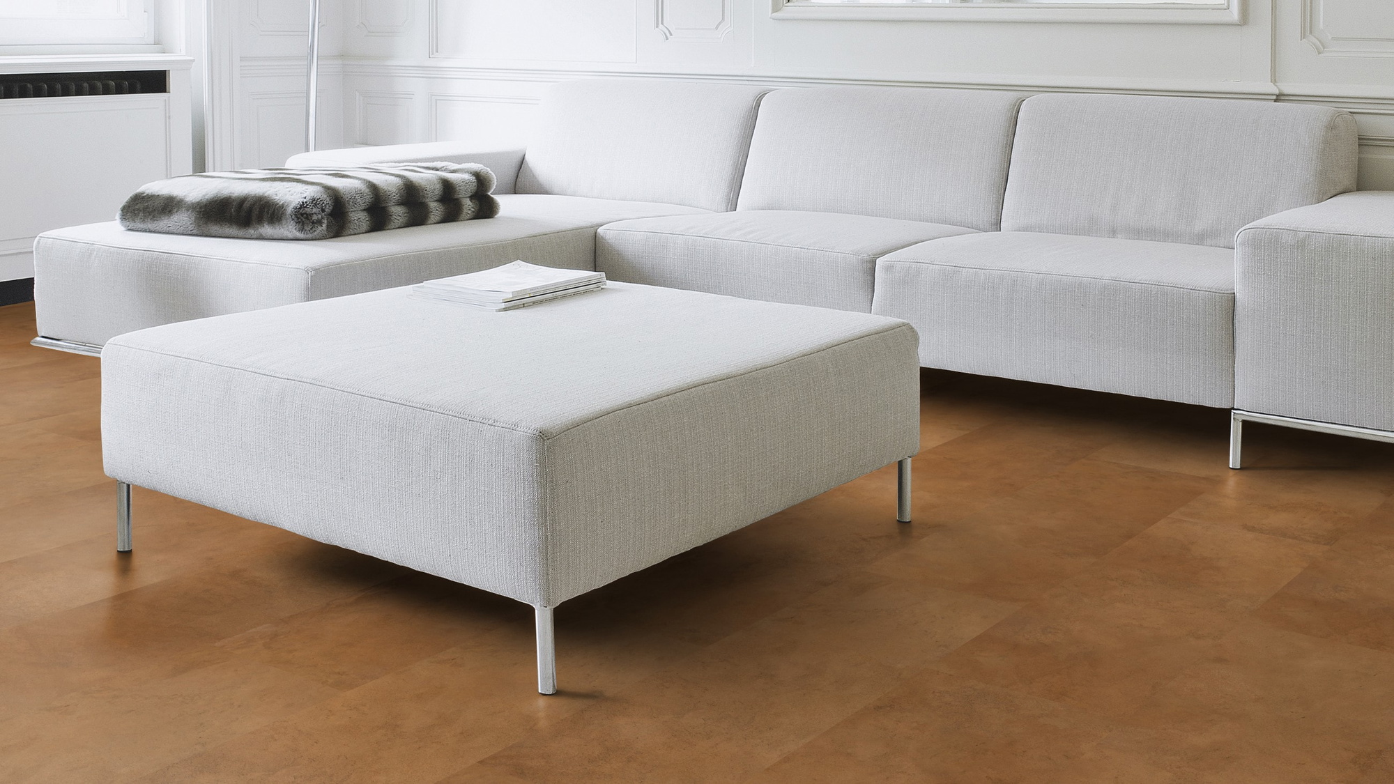 Milieubild Wohnzimmer mit Couch - Nahansicht - Wicanders Wise HDF Klick-Designboden stone Natural Elegant Plaster Camel Milieubild Wohnzimmer mit Couch - Nahansicht - Wicanders Wise 80003903