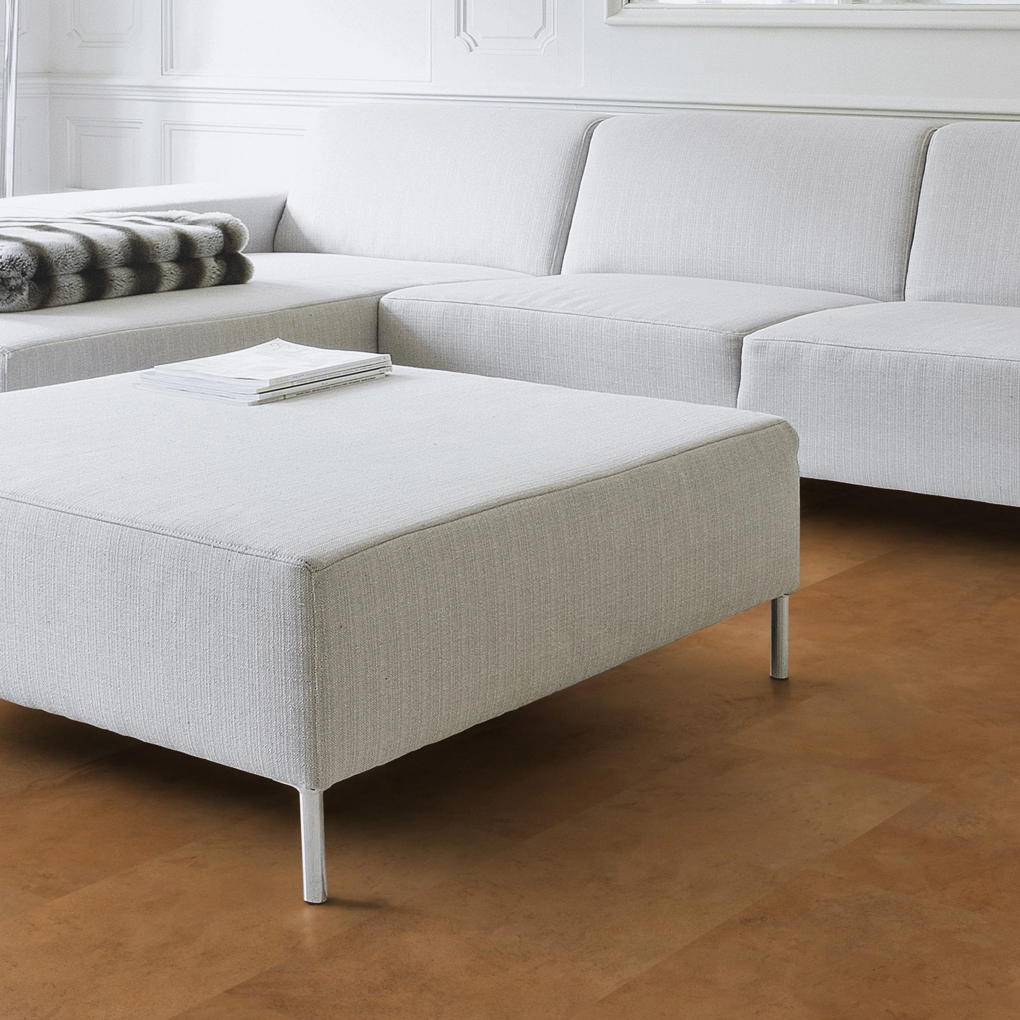 Milieubild Wohnzimmer mit Couch - Nahansicht - Wicanders Wise HDF Klick-Designboden stone Natural Elegant Plaster Camel Milieubild Wohnzimmer mit Couch - Nahansicht - Wicanders Wise 80003903