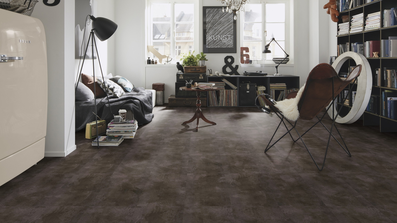 Milieubild Kompaktes Wohnzimmer mit Bücherregal - wineo MLP320R