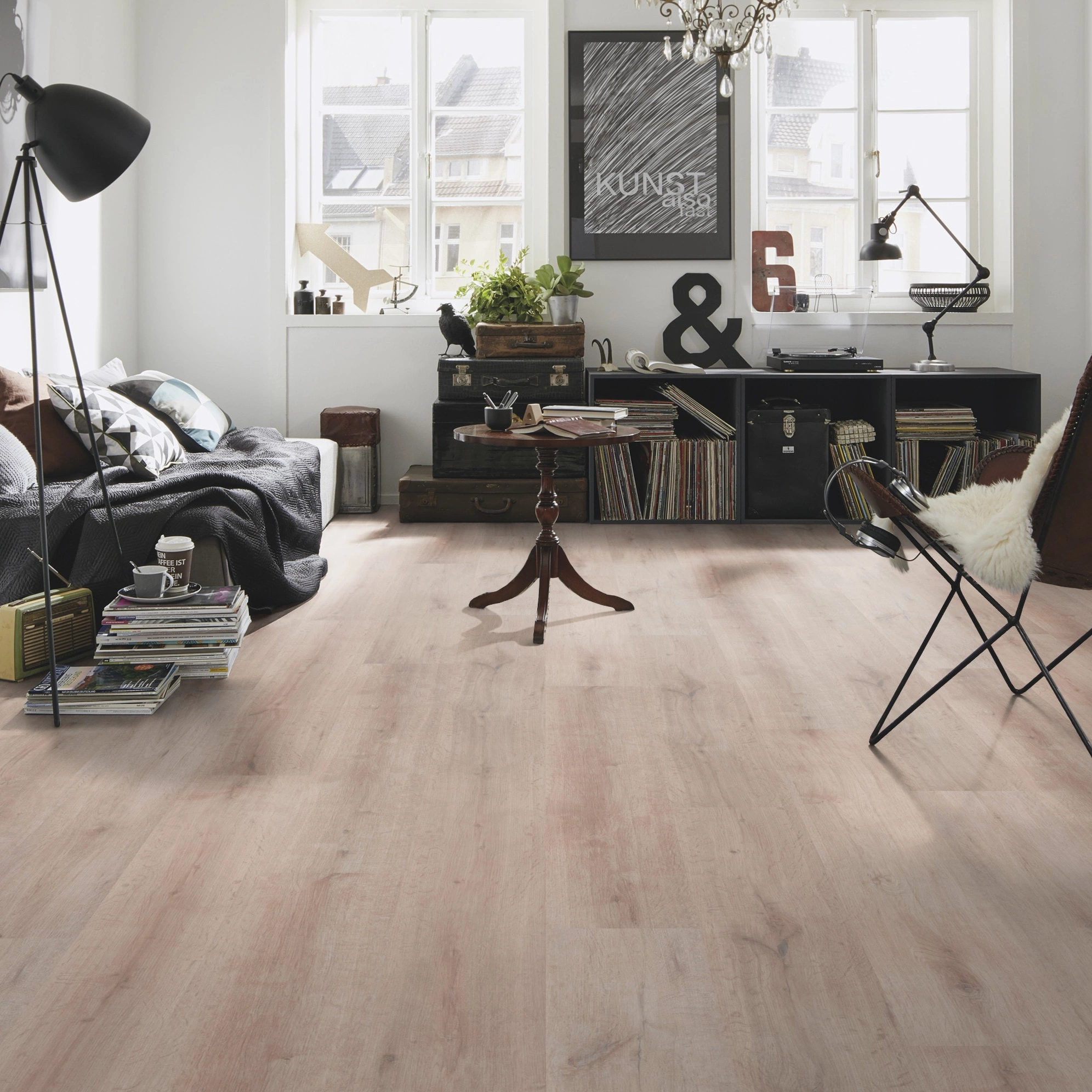 Milieubild Kompaktes Wohnzimmer mit Bücherregal - wineo HDF Klick-Bioboden PURLINE wineo 1000 wood XL Rustic Oak Taupe Milieubild Kompaktes Wohnzimmer mit Bücherregal - wineo MLP313R