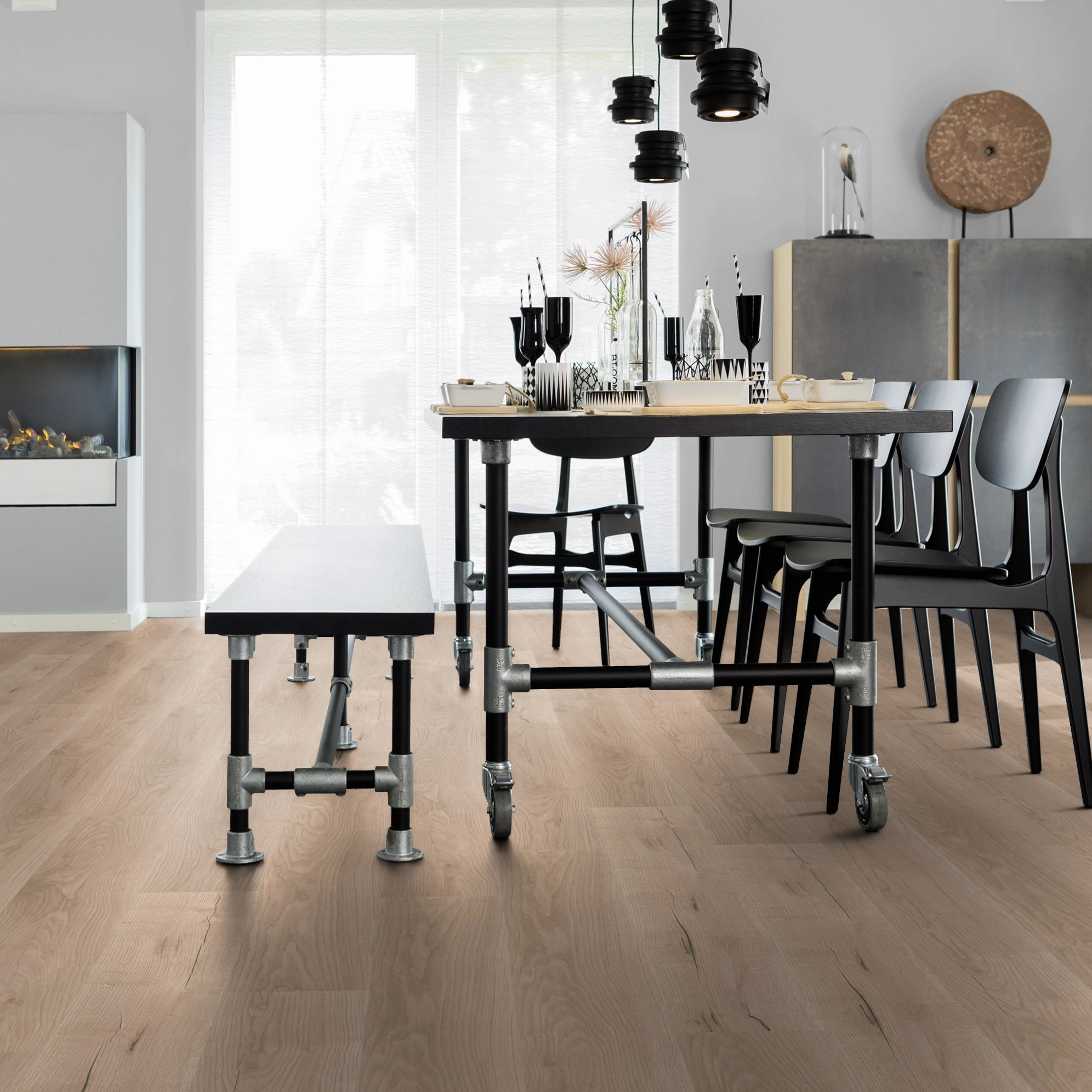 Milieubild Esszimmer mit Kamin - wineo Klick-Bioboden PURLINE wineo 1000 wood L Comfort Oak Sand Milieubild Esszimmer mit Kamin - wineo PLC298R