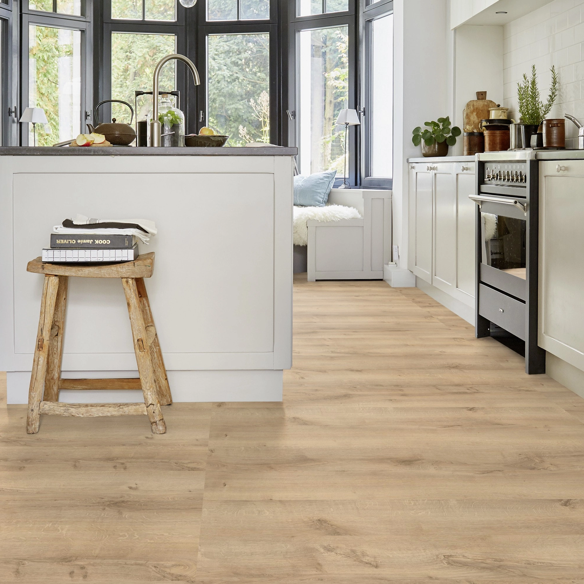 Milieubild Moderne Küche mit Küchenblock - Tarkett Klebe-Vinyl iD Inspiration 55 CLASSICS Rustic Oak Beige Milieubild Moderne Küche mit Küchenblock - Tarkett 24513025