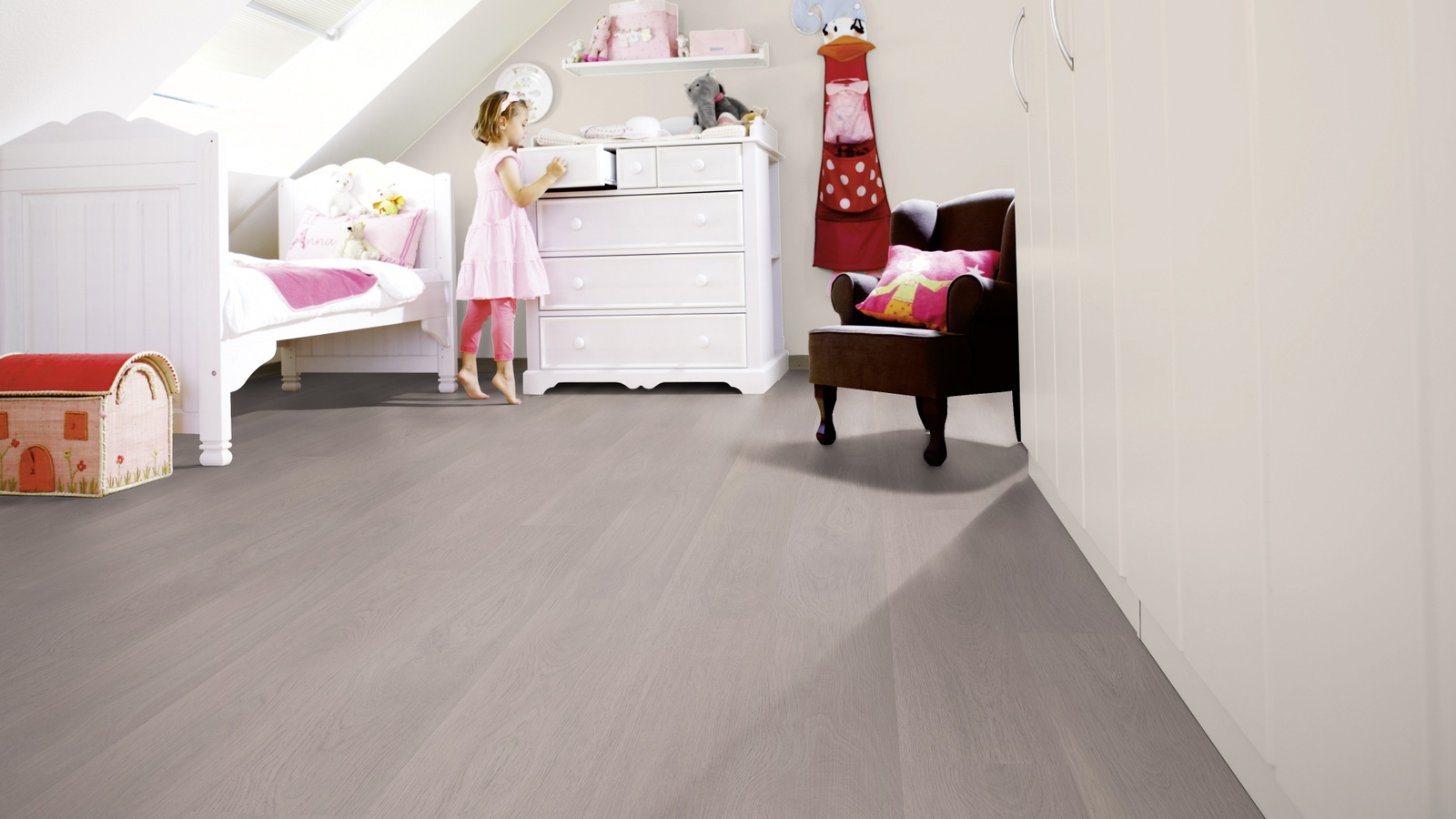 Milieubild Kinderzimmer mit weißer Kommode - wineo MLP302R