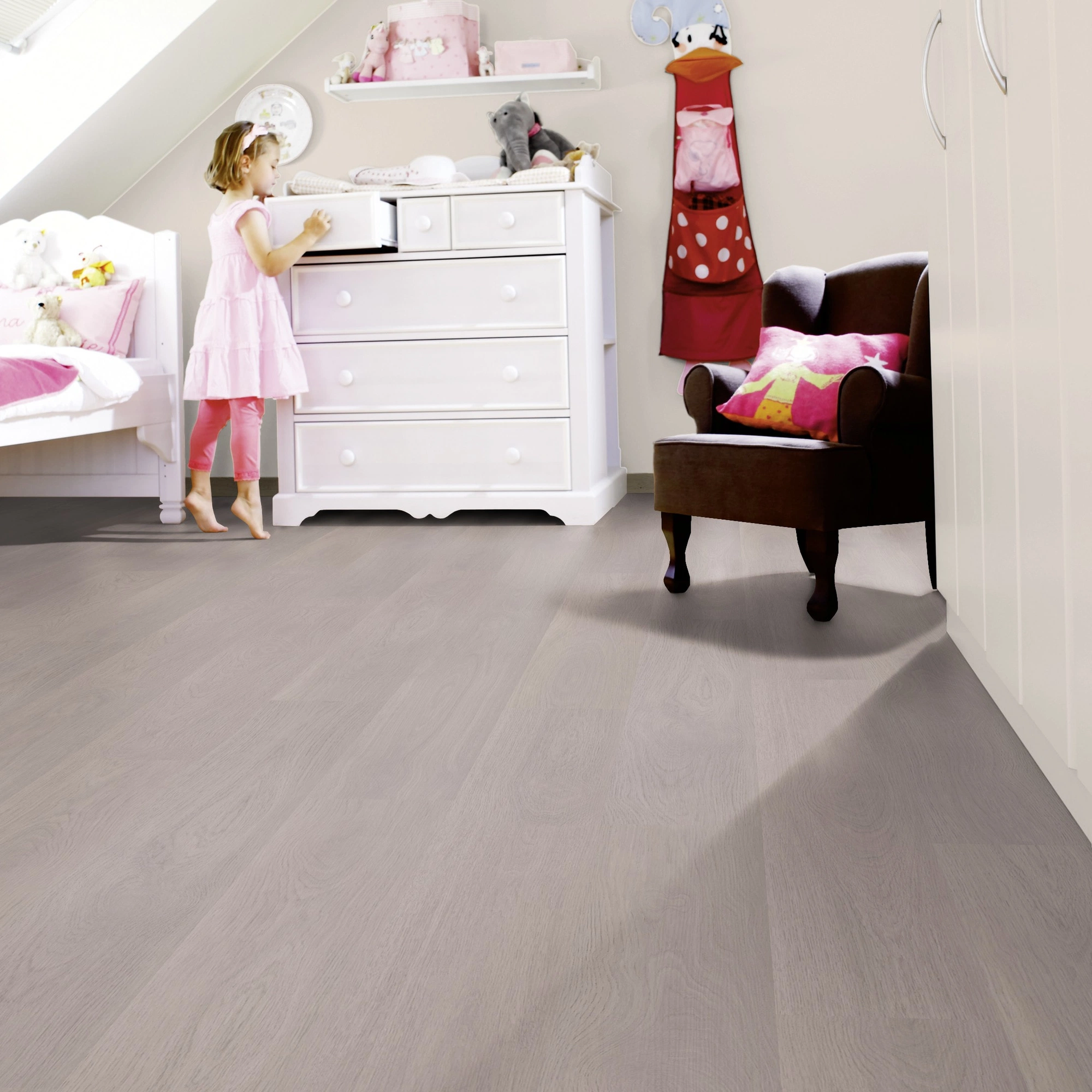 Milieubild Kinderzimmer mit weißer Kommode - wineo HDF Klick-Bioboden PURLINE wineo 1000 wood L Soft Oak Silver Milieubild Kinderzimmer mit weißer Kommode - wineo MLP302R