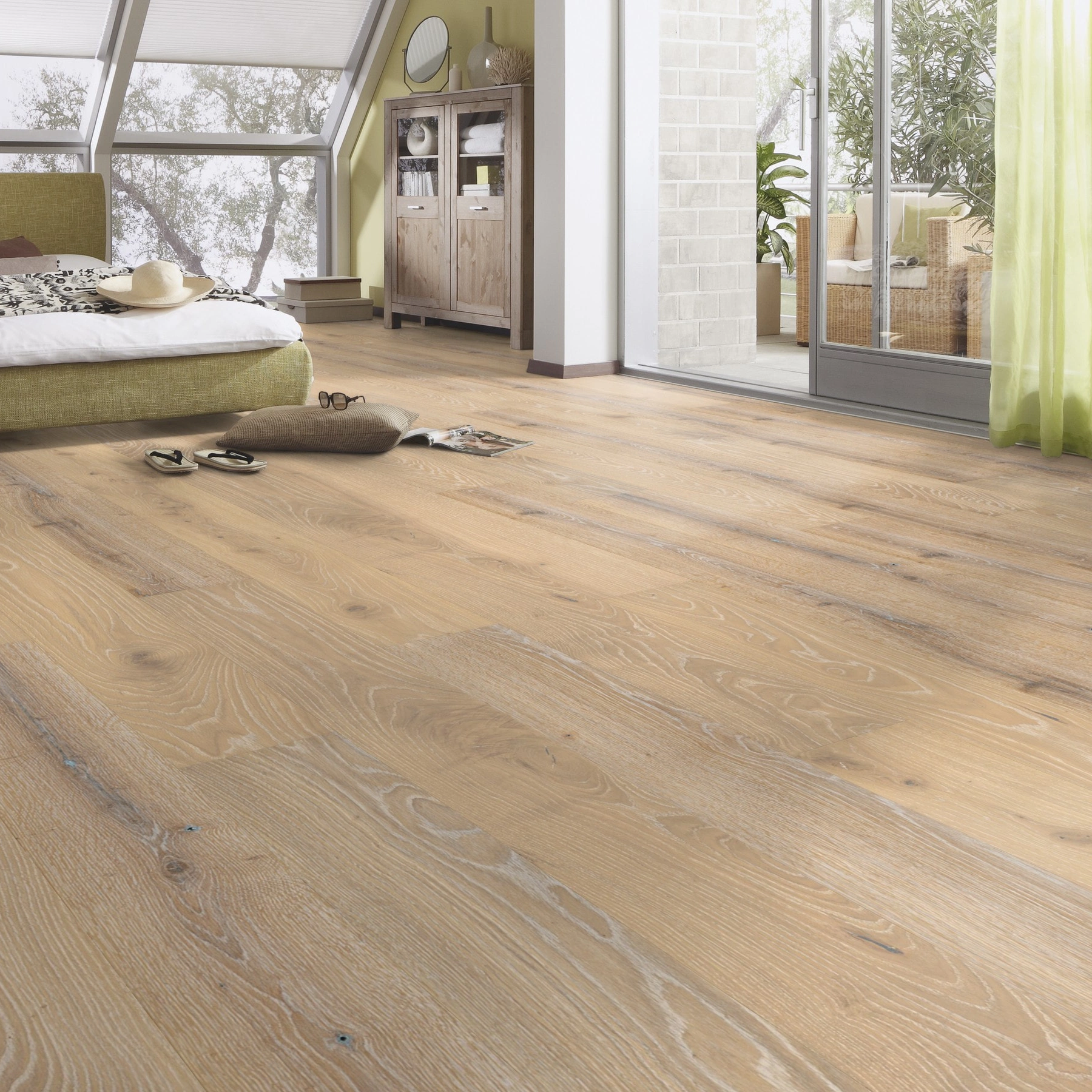 Milieubild Schlafzimmer im modernen Dachgeschoss - MEISTER Furnierboden HD 100 Natureflex Eiche lebhaft leichtweiß gekälkt Milieubild Schlafzimmer im modernen Dachgeschoss - MEISTER 500139-2200210-20016