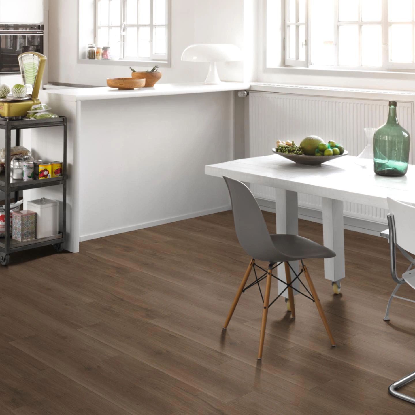 Milieubild Küche mit Essbereich - Parador HDF Klick-Designboden Modular ONE Eiche Spirit geräuchert Milieubild Küche mit Essbereich - Parador 1730773