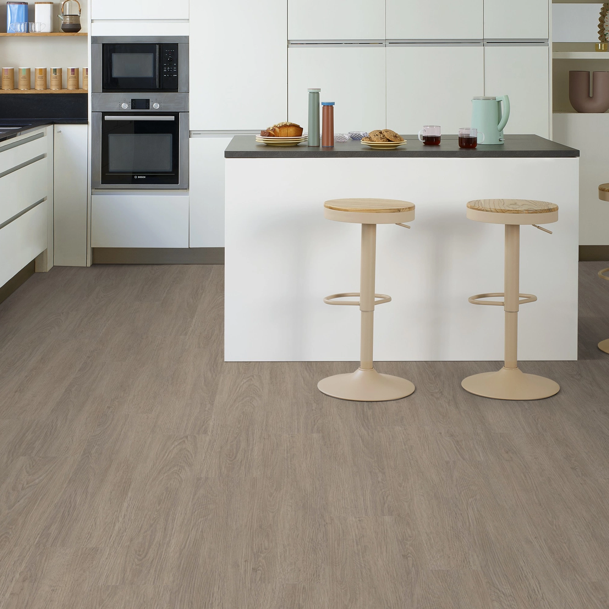 Milieubild Moderne Küche mit Küchenblock - Tarkett Klebe-Vinyl Essence 30 Cool Oak Light Beige Milieubild Moderne Küche mit Küchenblock - Tarkett 260055002