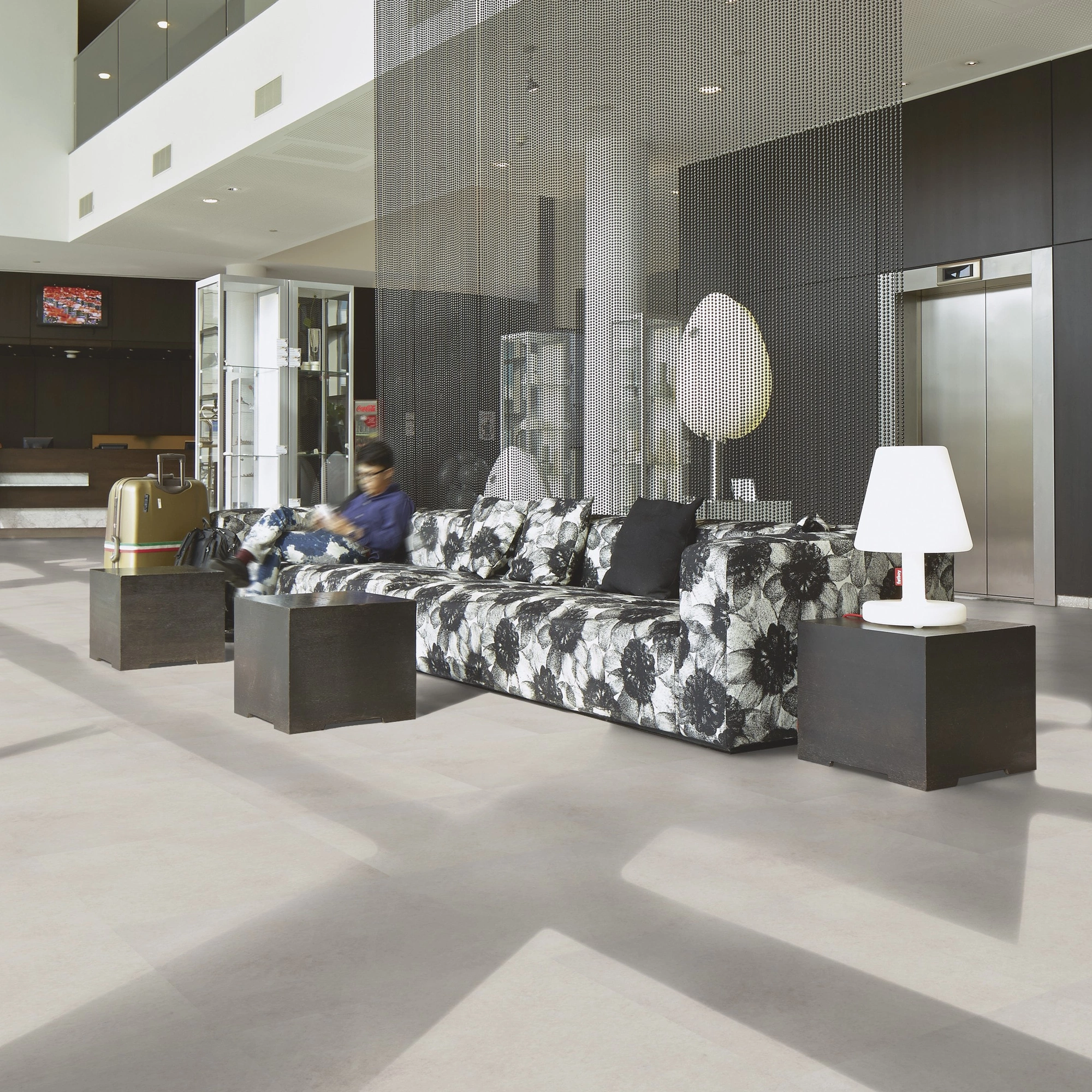 Milieubild Hotellobby mit Rezeption - Forbo Flooring Klebe-Vinyl Allura Dryback 0.55 Material Sand Cement Milieubild Hotellobby mit Rezeption - Forbo Flooring 243650