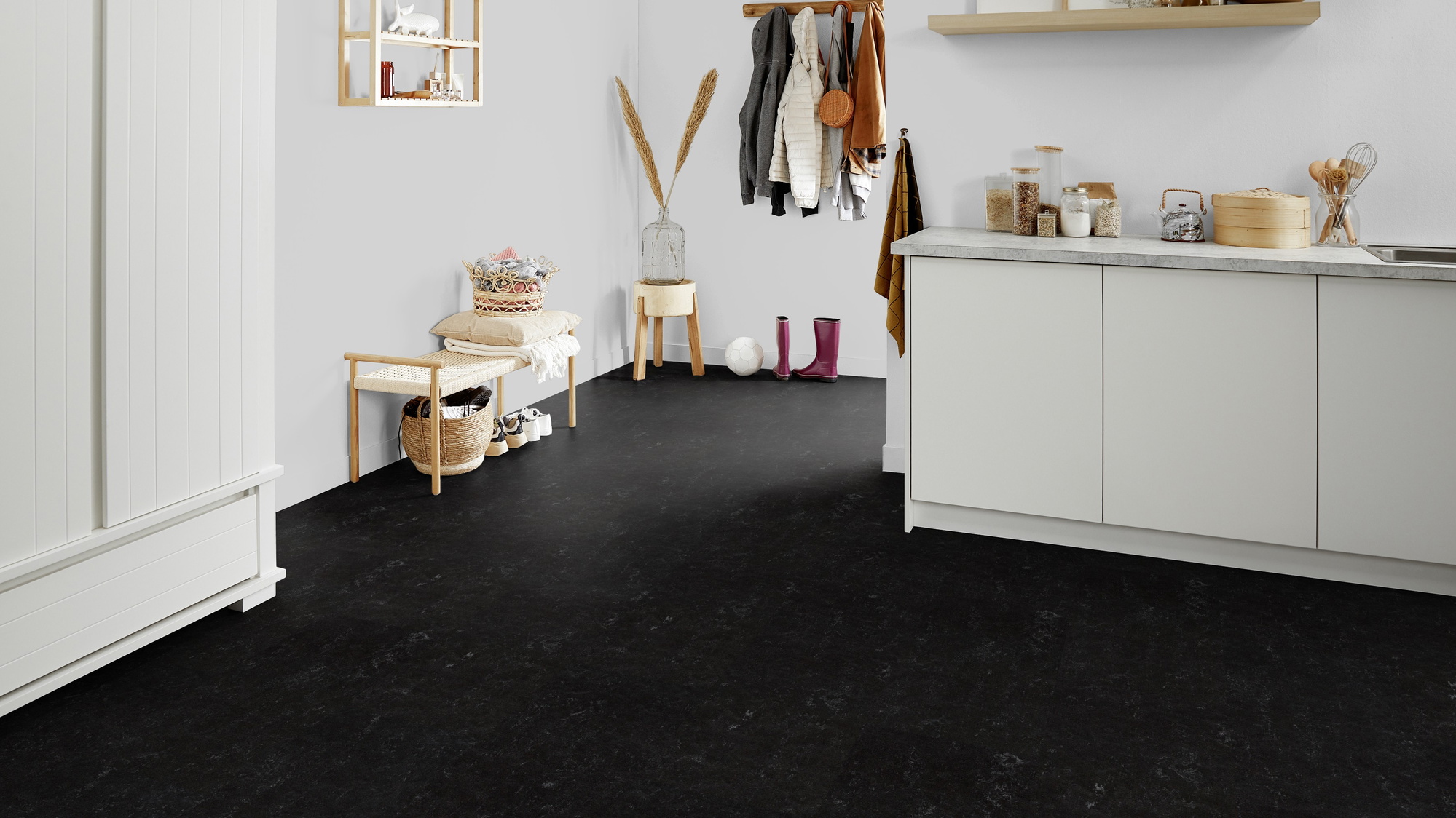 Milieubild Kompakte Küchenzeile im offenen Wohnbereich - Forbo Flooring Marmoleum Click Raven Milieubild Kompakte Küchenzeile im offenen Wohnbereich - Forbo Flooring 176493