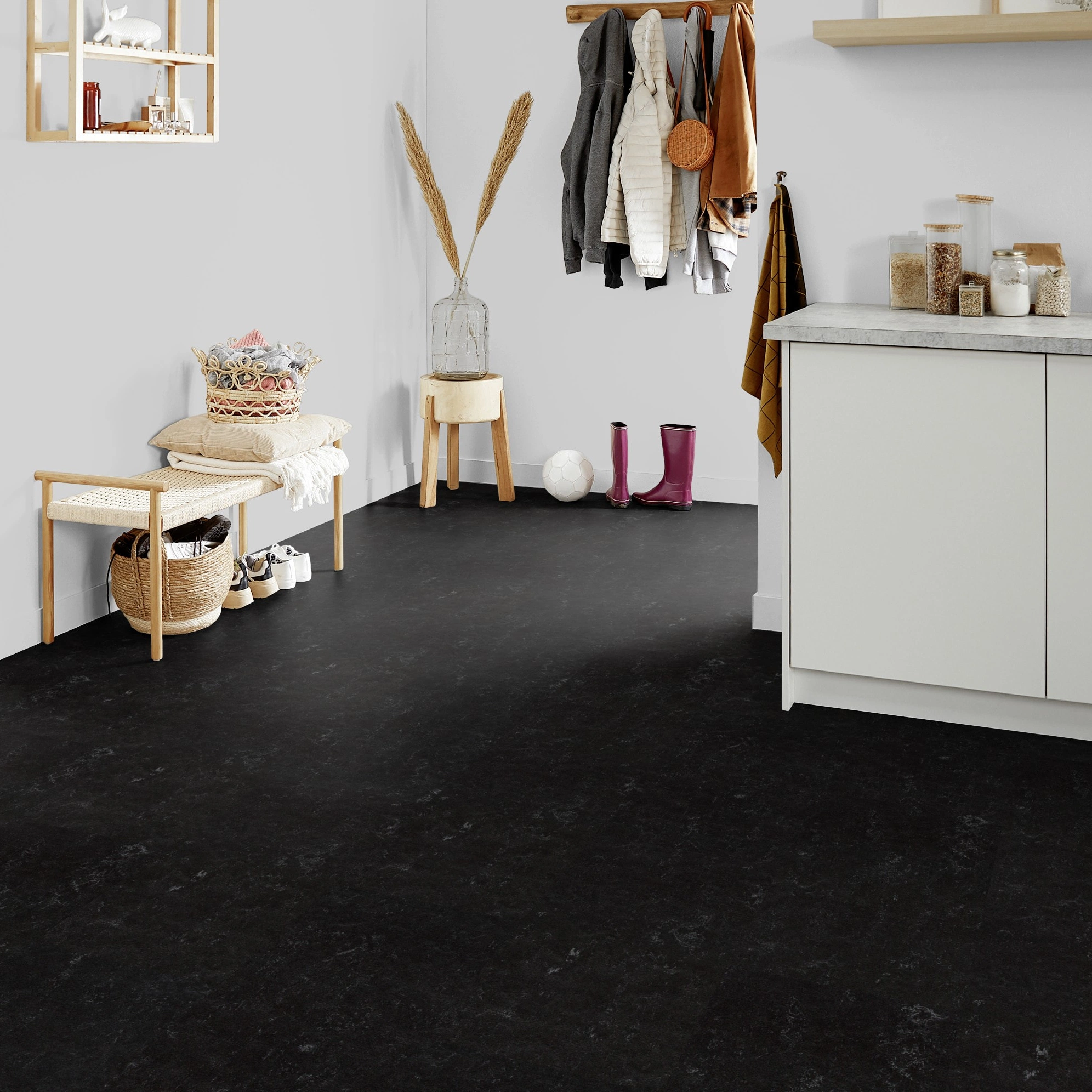 Milieubild Kompakte Küchenzeile im offenen Wohnbereich - Forbo Flooring Marmoleum Click Raven Milieubild Kompakte Küchenzeile im offenen Wohnbereich - Forbo Flooring 176493