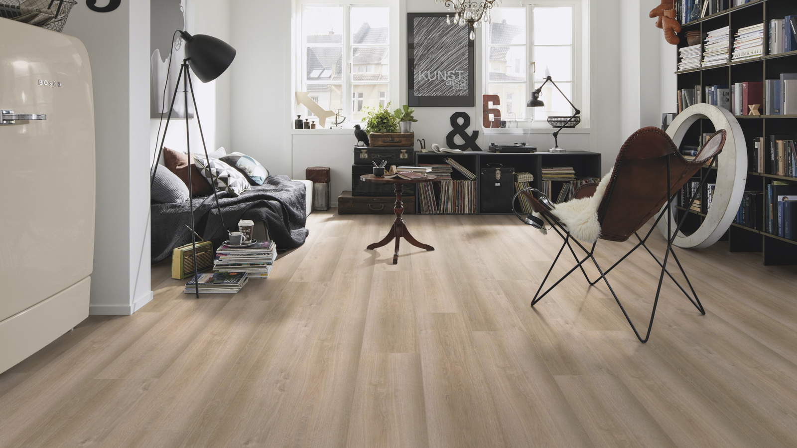 Milieubild Kompaktes Wohnzimmer mit Bücherregal - wineo PL097R