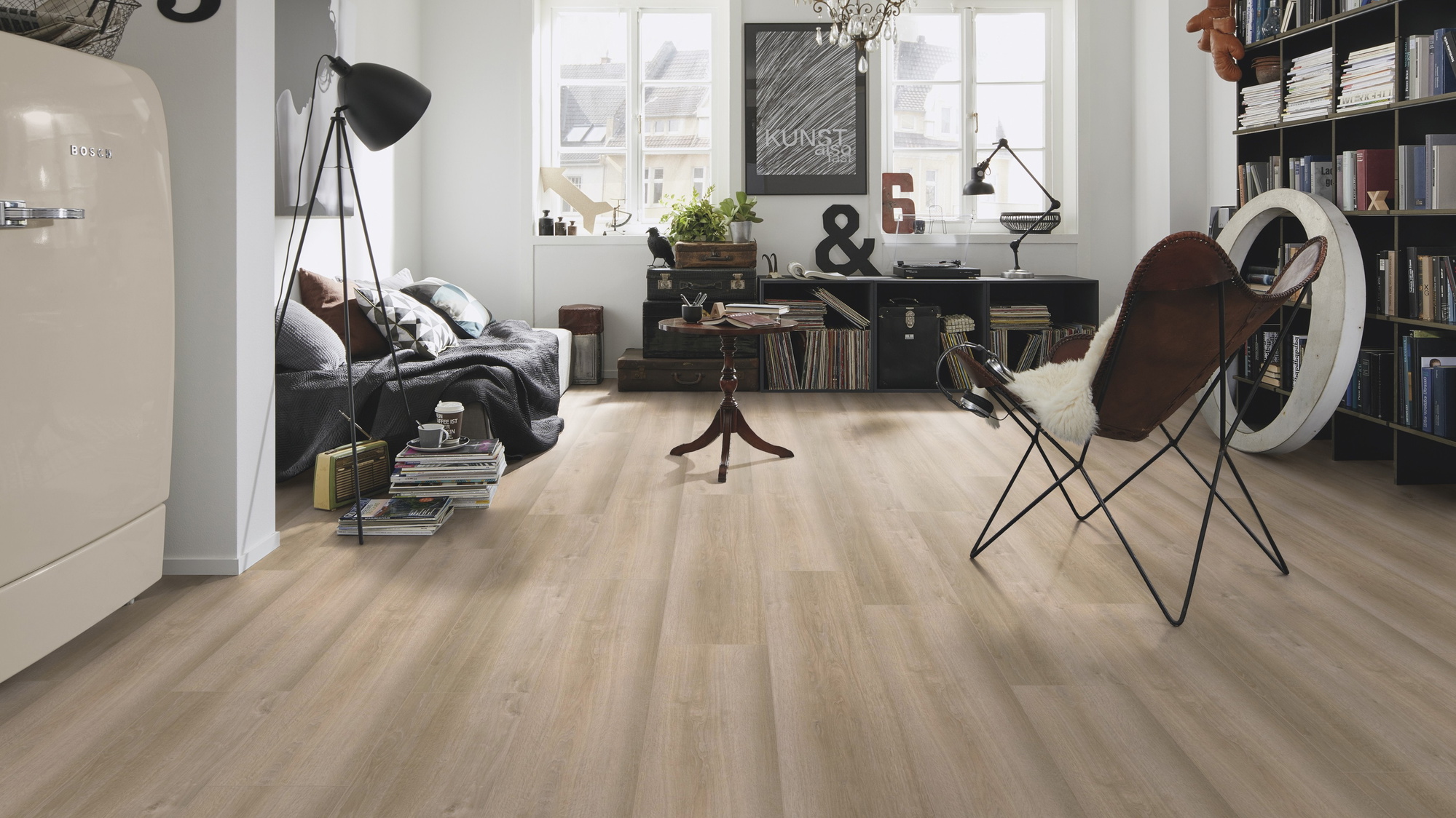 Milieubild Kompaktes Wohnzimmer mit Bücherregal - wineo PL097R