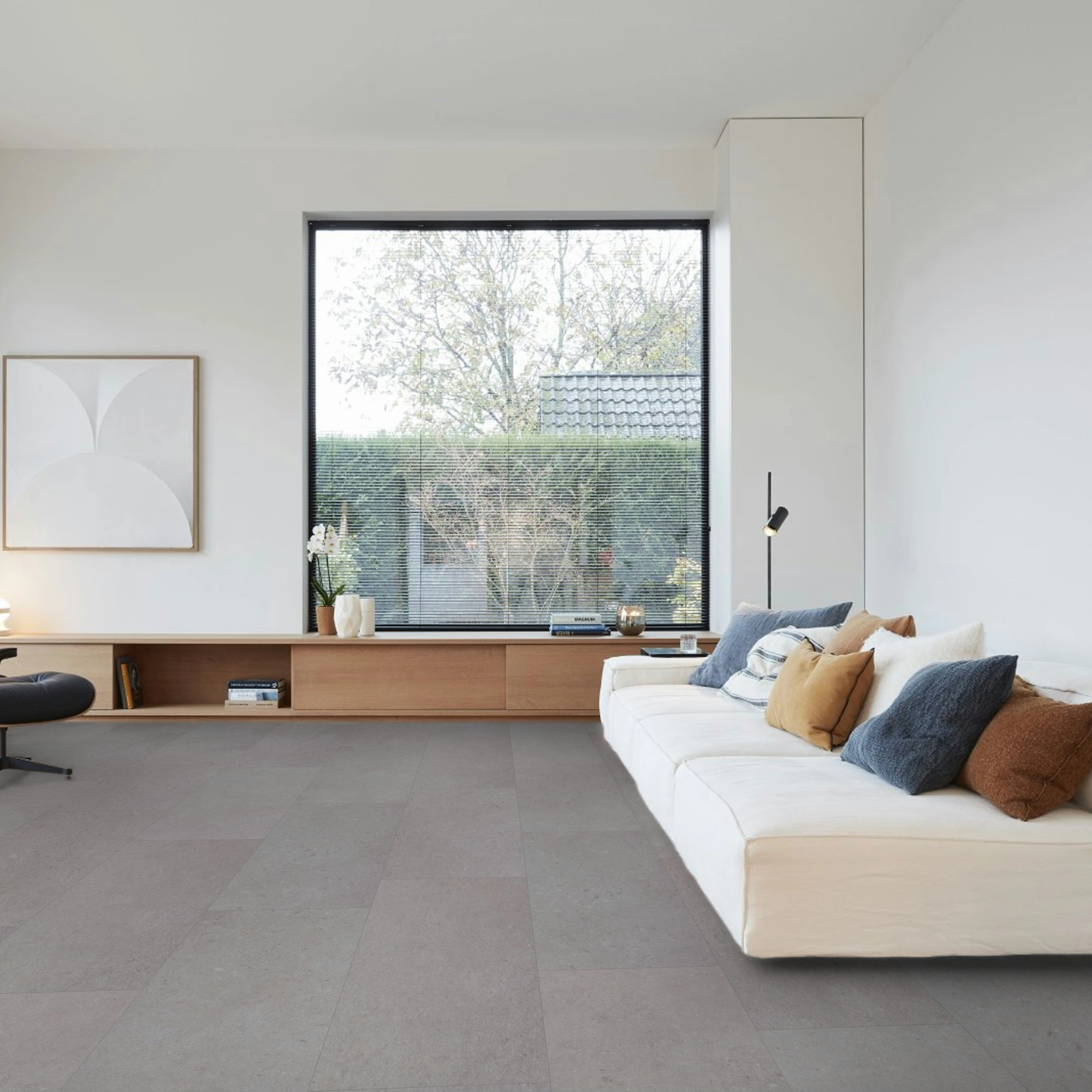 Milieubild Großräumiges Wohnzimmer mit Couch - BerryAlloc Klebe-Vinyl Zenn Gluedown 55 Bali Milieubild Großräumiges Wohnzimmer mit Couch - BerryAlloc 60002259