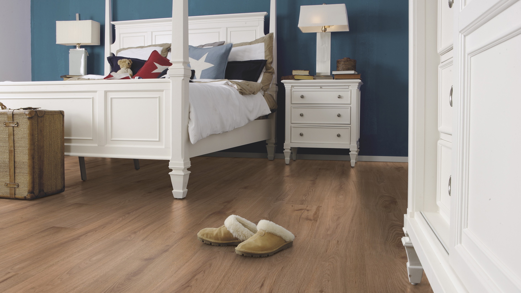 Milieubild Schlafzimmer im Landhaus-Stil - wineo Klick-Bioboden PURLINE wineo 1000 wood L Strong Oak Cinnamon Milieubild Schlafzimmer im Landhaus-Stil - wineo PLC301R