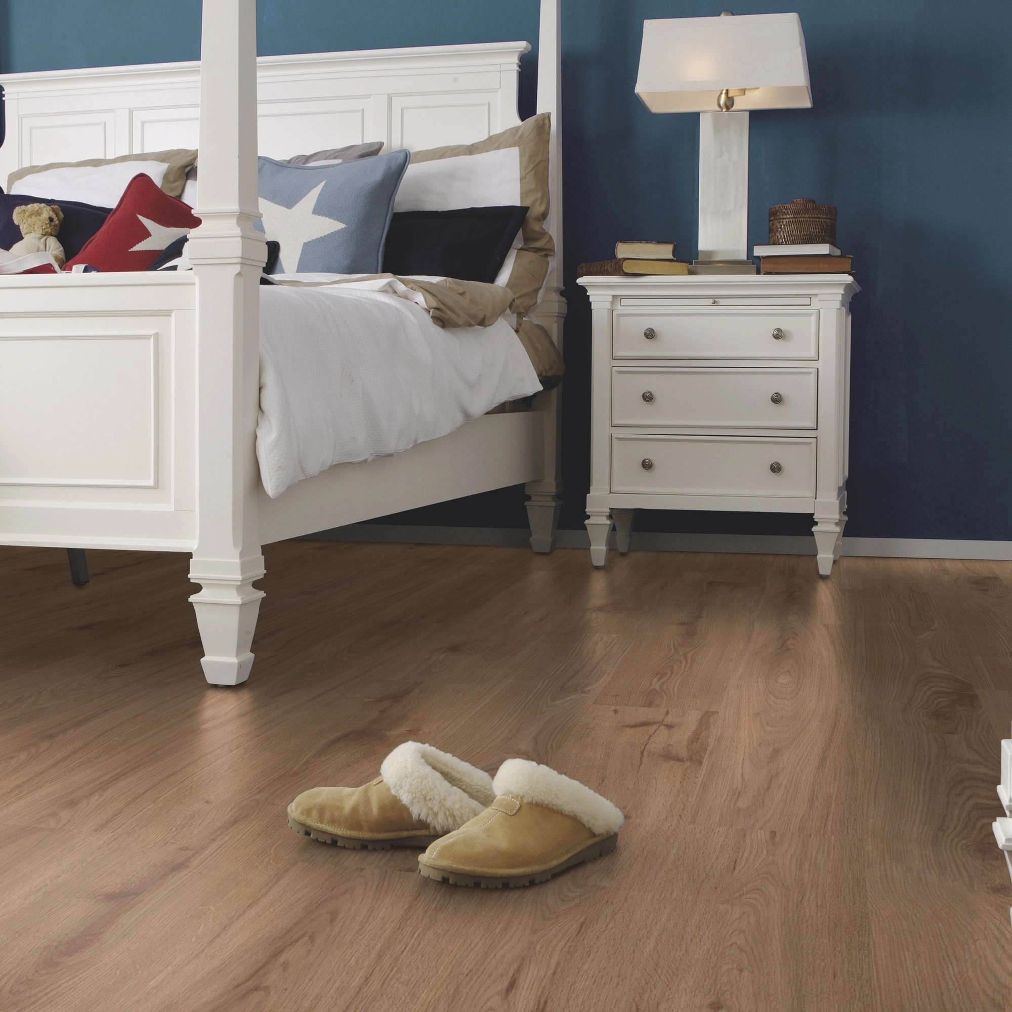 Milieubild Schlafzimmer im Landhaus-Stil - wineo Klick-Bioboden PURLINE wineo 1000 wood L Strong Oak Cinnamon Milieubild Schlafzimmer im Landhaus-Stil - wineo PLC301R