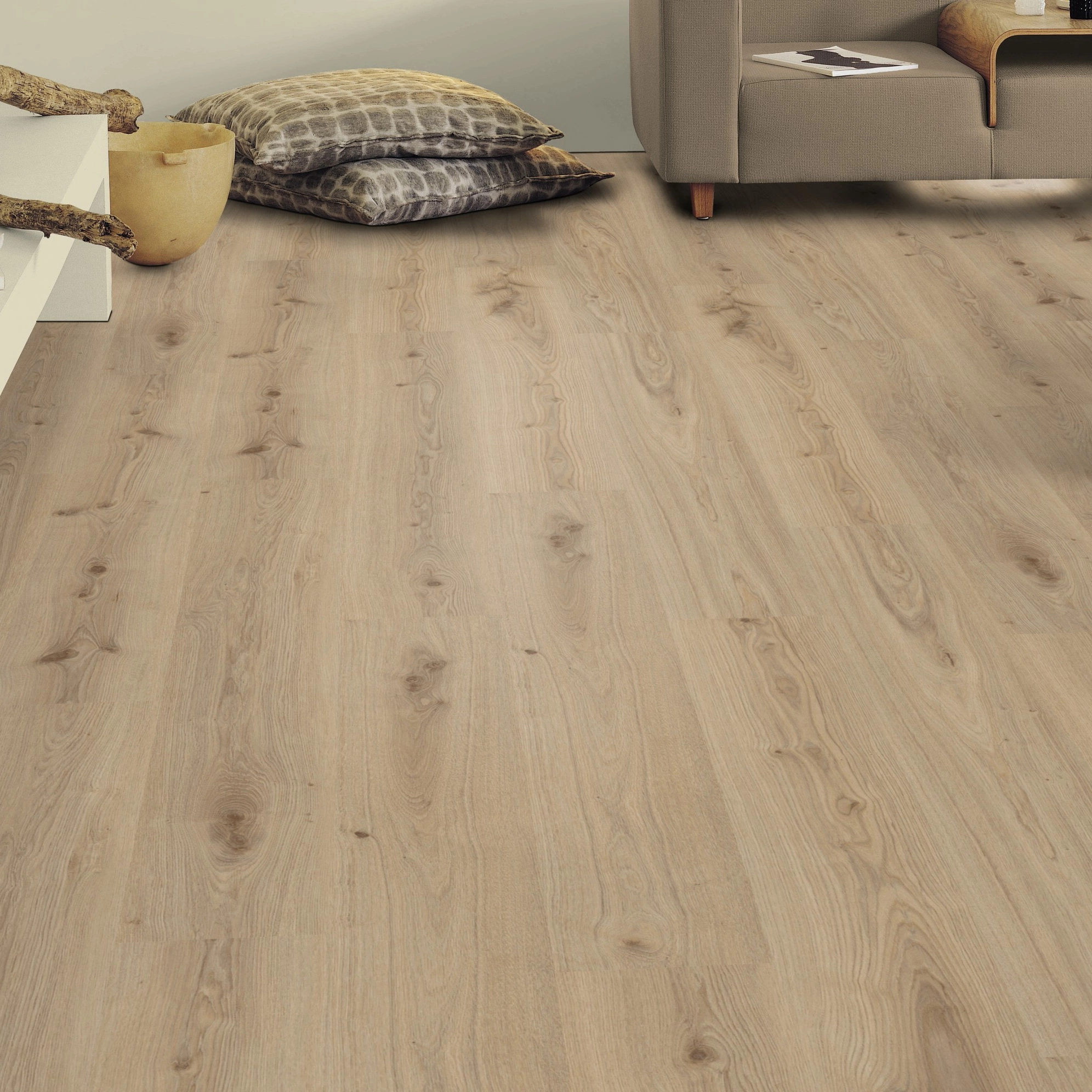 Milieubild Wohnzimmer mit Sideboard - Tarkett Rigid Klick-Vinyl Essence Rigid 30 Primary Oak Natural Milieubild Wohnzimmer mit Sideboard - Tarkett 260032004