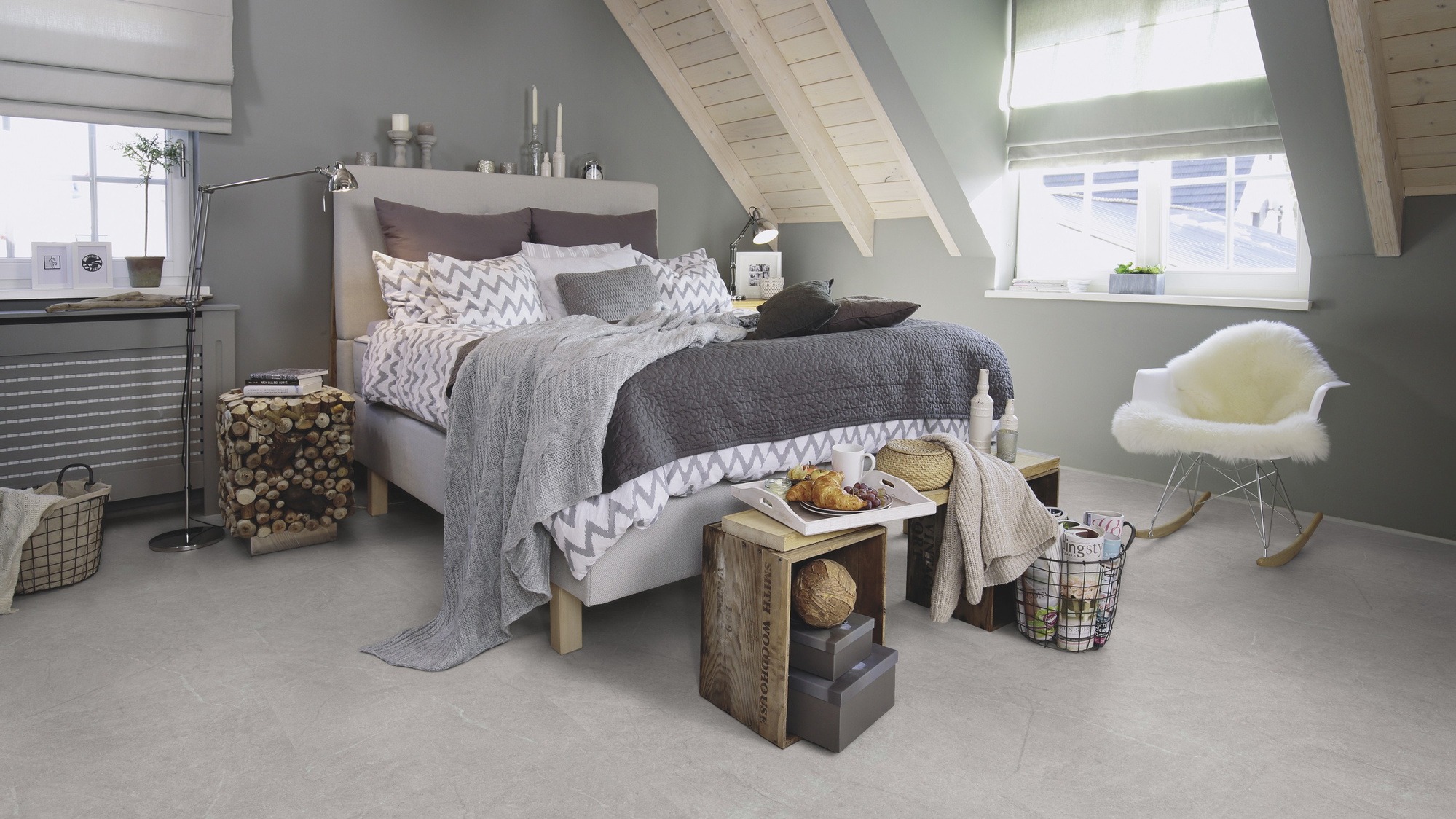 Milieubild Schlafzimmer im modernen Dachgeschoss - wineo Klebe-Bioboden PURLINE wineo 1500 stone XL Serene Marble Grey Milieubild Schlafzimmer im modernen Dachgeschoss - wineo PL15412SXL
