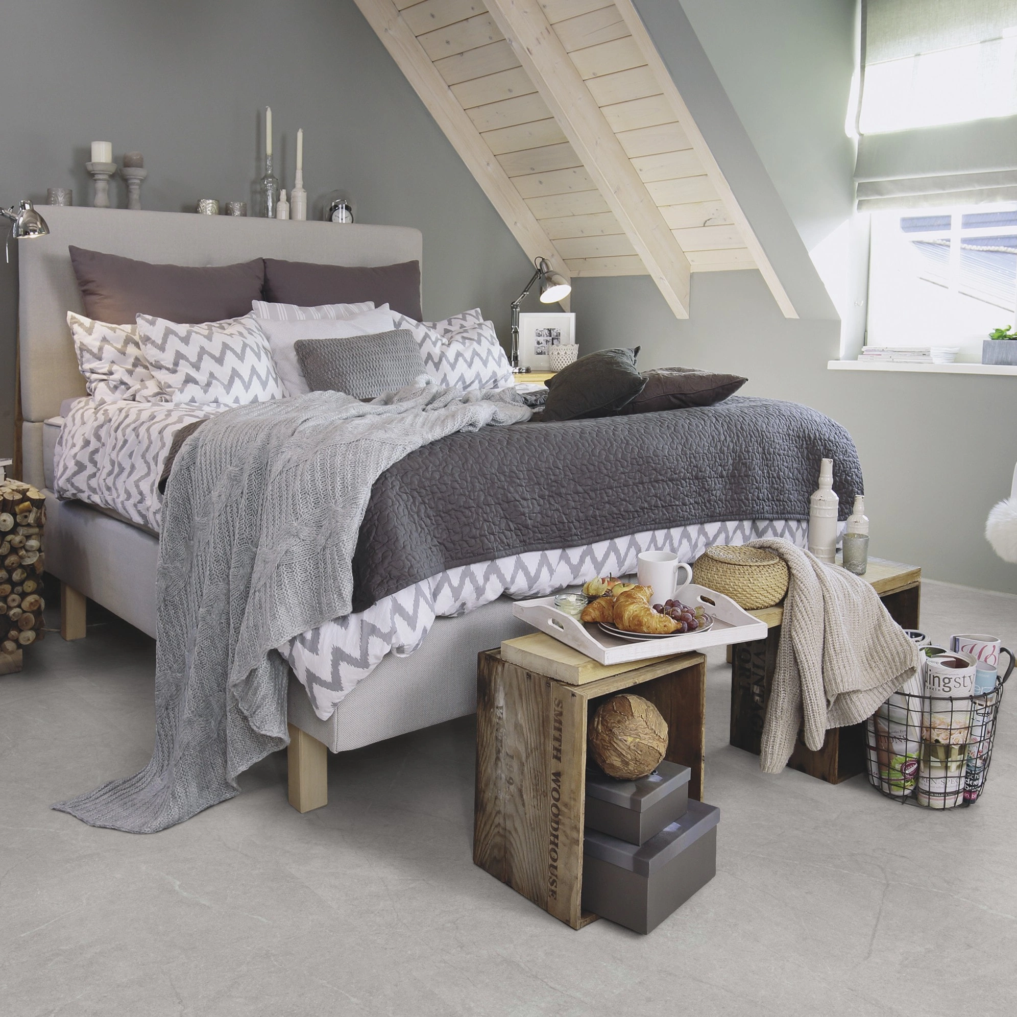 Milieubild Schlafzimmer im modernen Dachgeschoss - wineo Klebe-Bioboden PURLINE wineo 1500 stone XL Serene Marble Grey Milieubild Schlafzimmer im modernen Dachgeschoss - wineo PL15412SXL