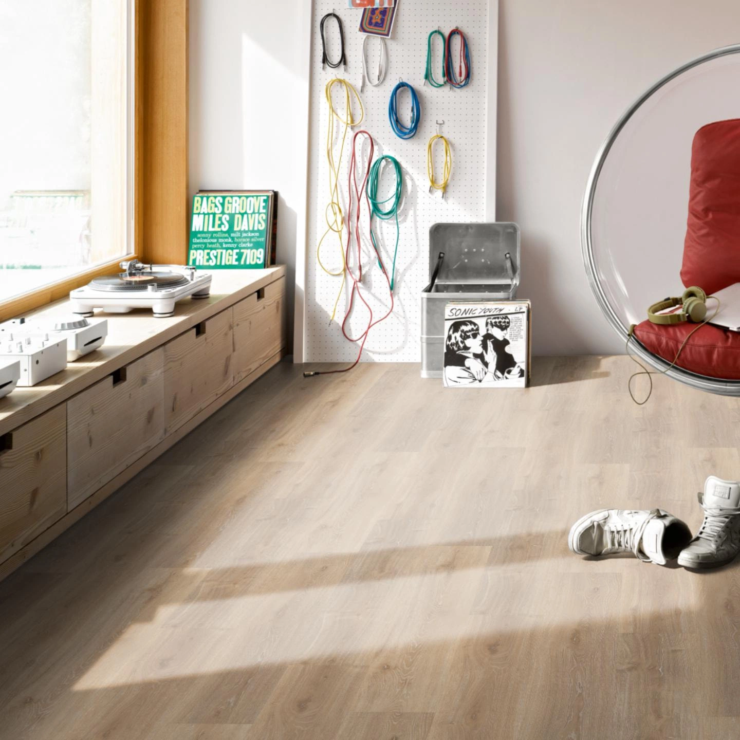 Milieubild Musikzimmer mit Plattenspieler - Parador Klebe-Vinyl Classic 2025 Eiche Royal hell gekälkt Milieubild Musikzimmer mit Plattenspieler - Parador 1748870
