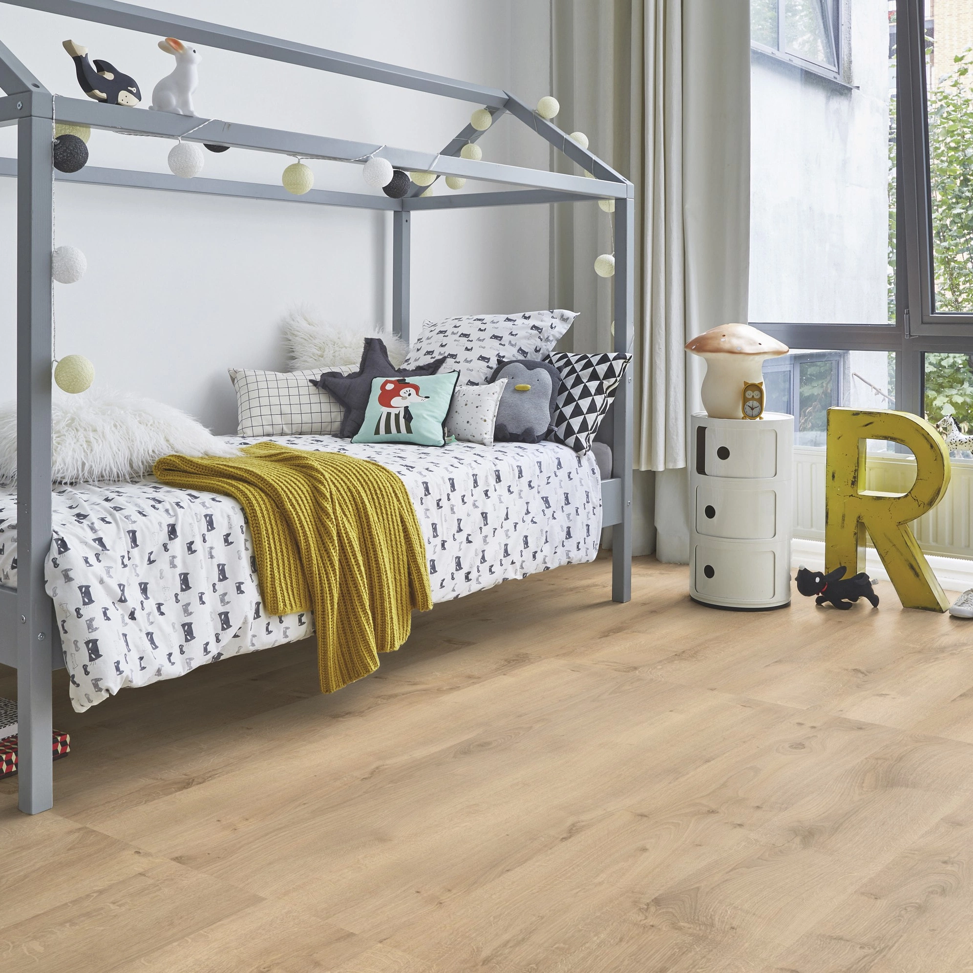 Milieubild Kinderschlafzimmer mit Bett im Hausdesign - Tarkett Klebe-Vinyl iD Inspiration 55 CLASSICS Rustic Oak Beige Milieubild Kinderschlafzimmer mit Bett im Hausdesign - Tarkett 24513025