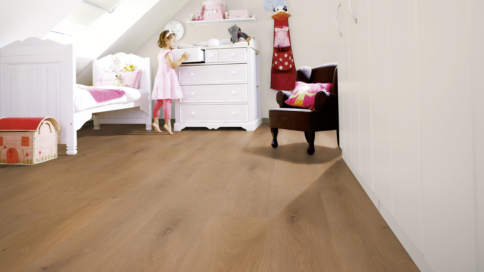 Milieubild Kinderzimmer mit weißer Kommode - wineo PL311R