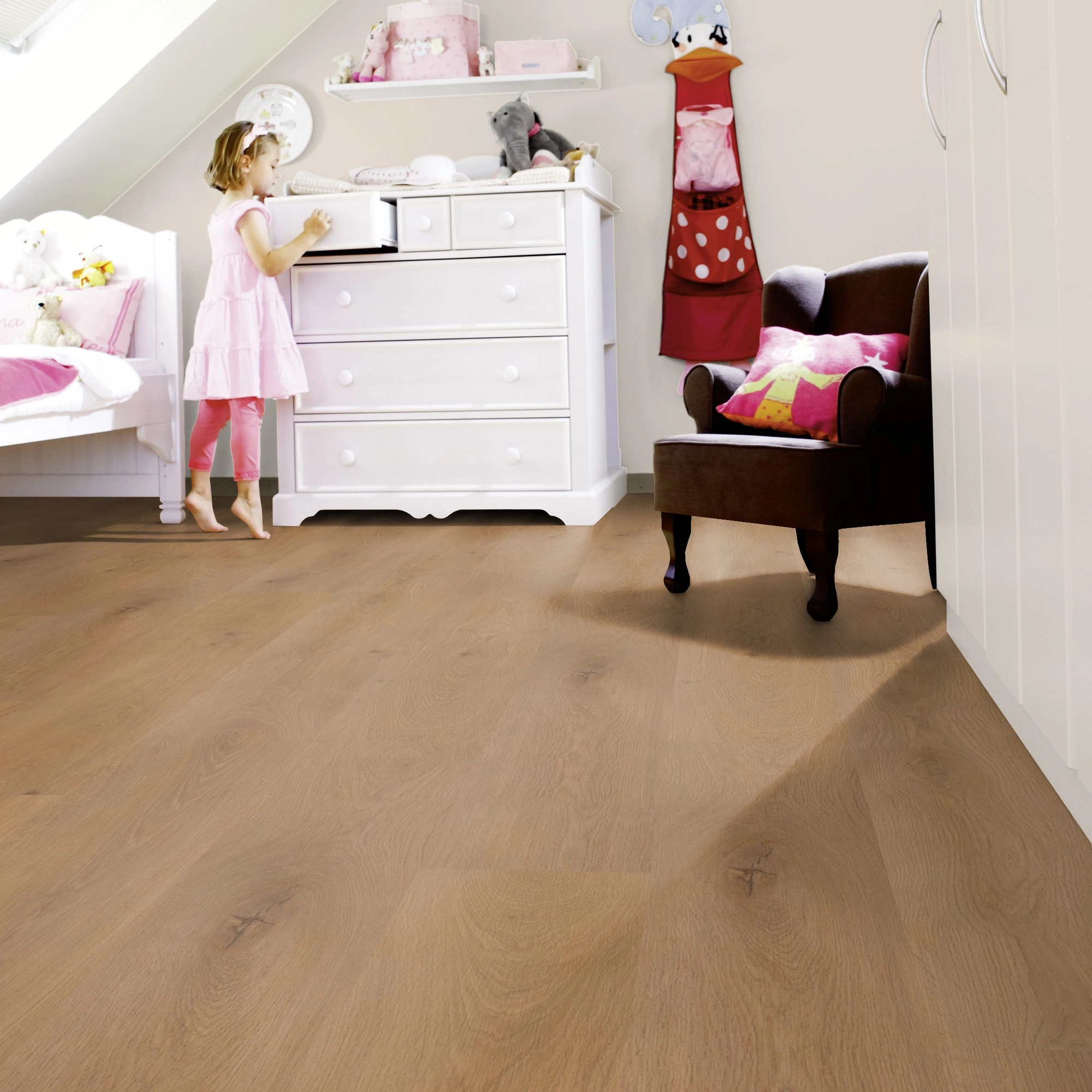 Milieubild Kinderzimmer mit weißer Kommode - wineo Klebe-Bioboden PURLINE wineo 1000 wood XL Noble Oak Toffee Milieubild Kinderzimmer mit weißer Kommode - wineo PL311R
