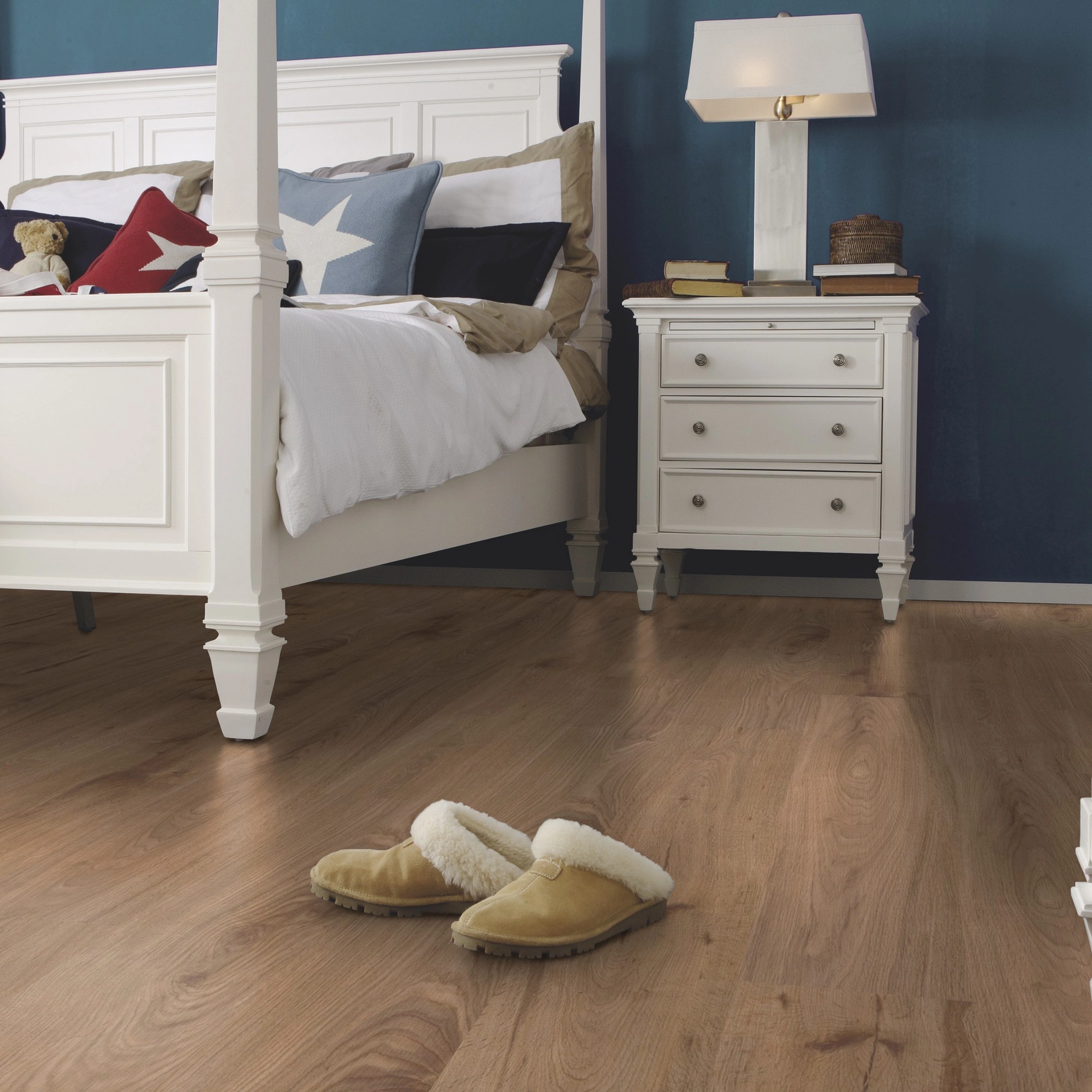 Milieubild Schlafzimmer im Landhaus-Stil - wineo Klebe-Bioboden PURLINE wineo 1000 wood L Strong Oak Cinnamon Milieubild Schlafzimmer im Landhaus-Stil - wineo PL301R