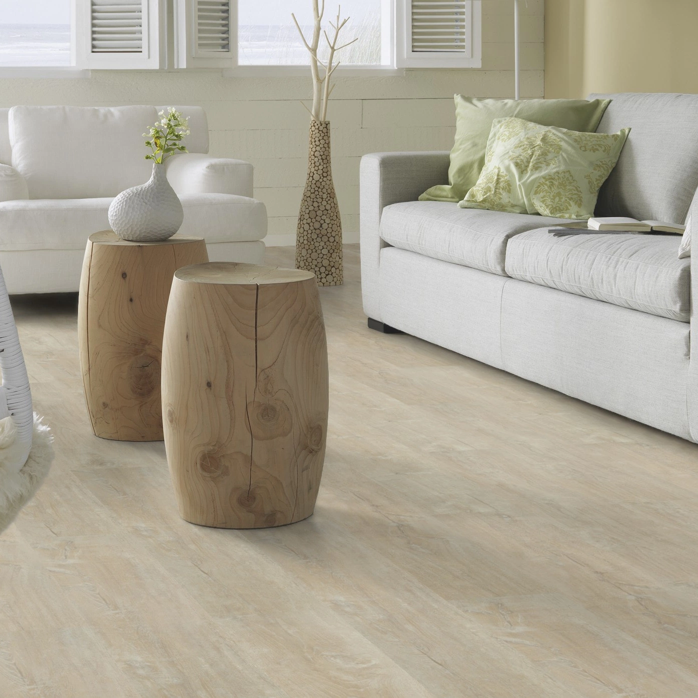 Milieubild Modernes, freundliches Wohnzimmer mit Sofa - Forbo Flooring Klebe-Vinyl Enduro Dryback Wood Light Timber Milieubild Modernes, freundliches Wohnzimmer mit Sofa - Forbo Flooring 217627