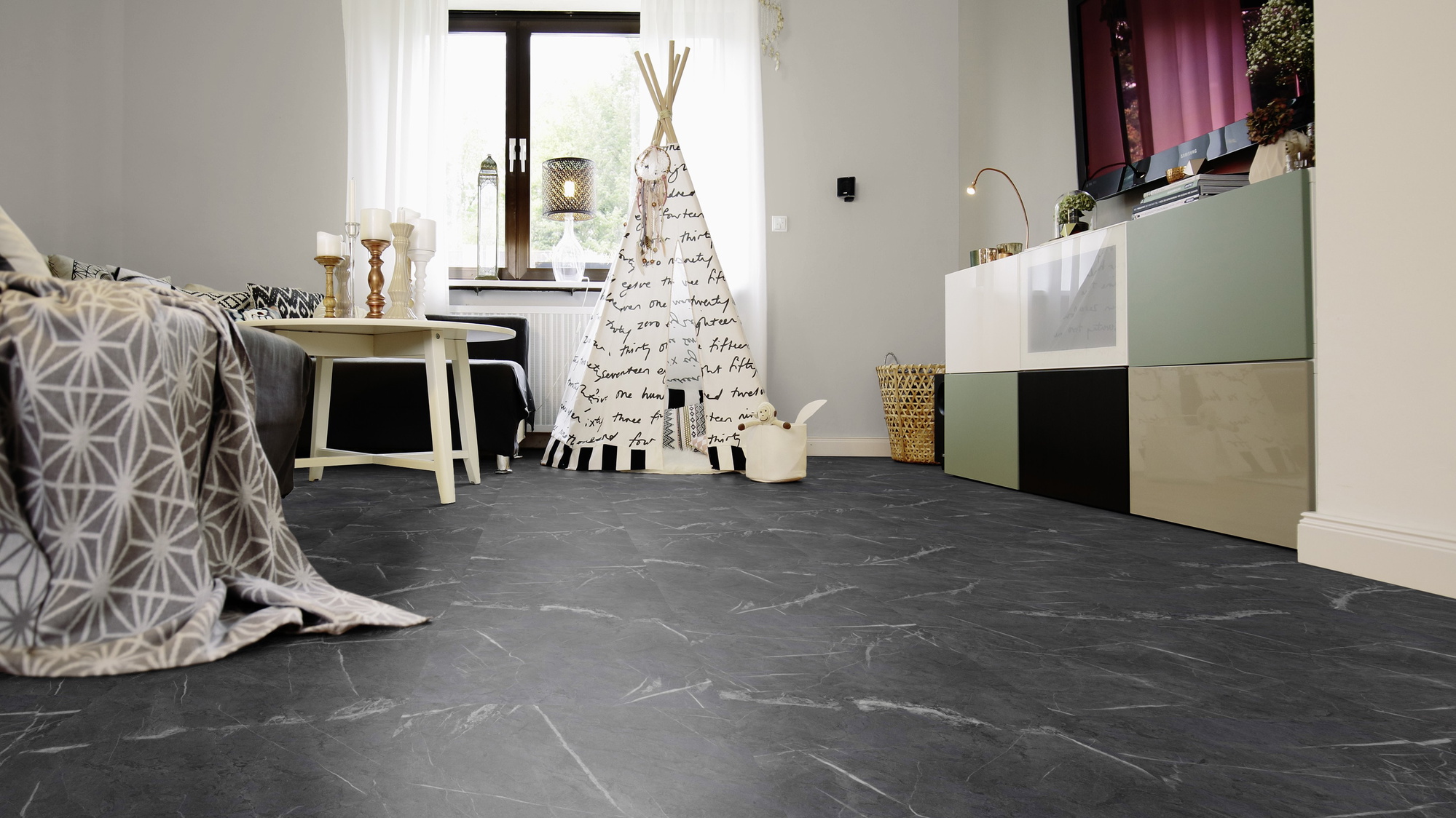Milieubild Wohnzimmer mit Sideboard und Fernseher - wineo Klebe-Bioboden PURLINE wineo 1500 stone XL Metropolitan Marble Dark Milieubild Wohnzimmer mit Sideboard und Fernseher - wineo PL15402SXL