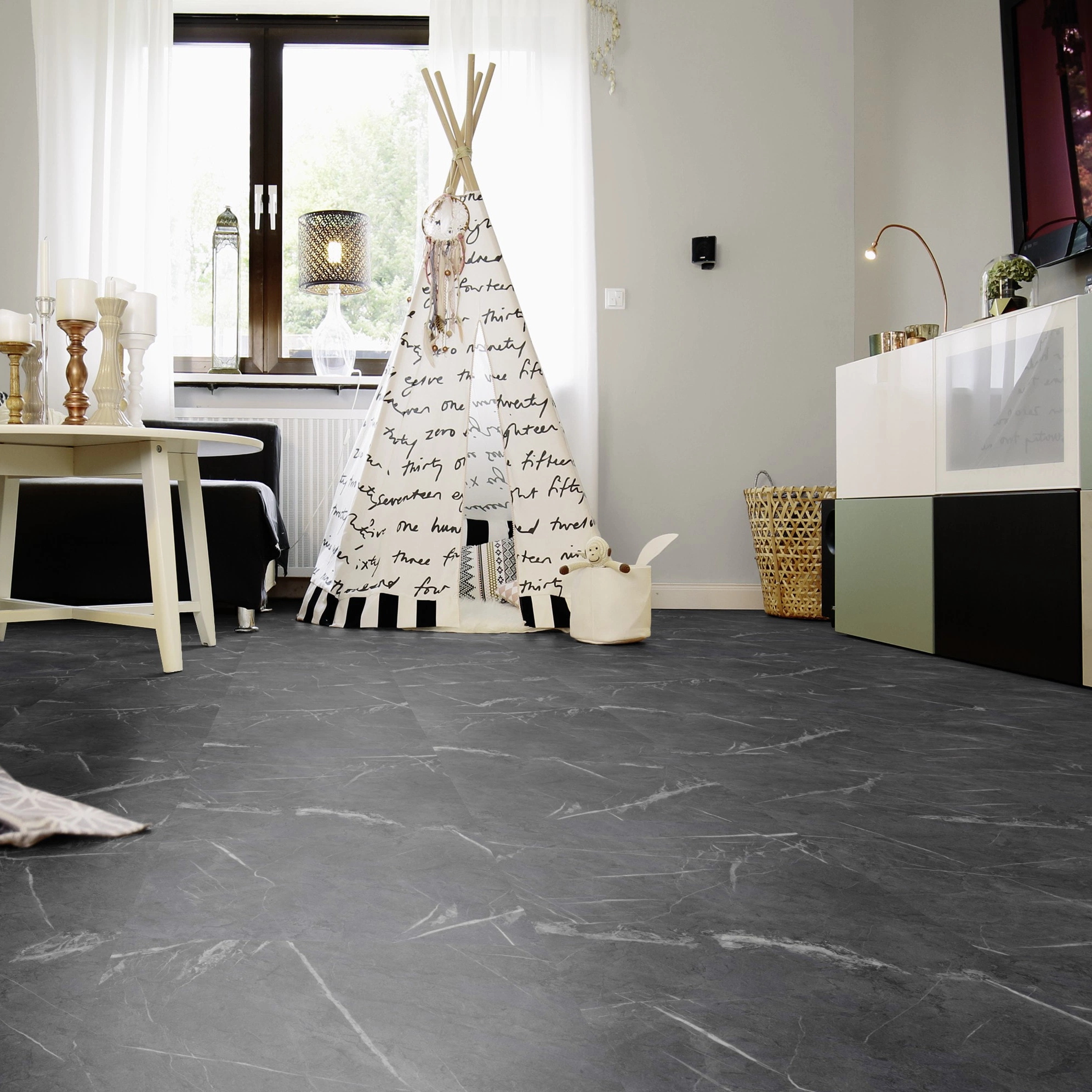 Milieubild Wohnzimmer mit Sideboard und Fernseher - wineo Klebe-Bioboden PURLINE wineo 1500 stone XL Metropolitan Marble Dark Milieubild Wohnzimmer mit Sideboard und Fernseher - wineo PL15402SXL